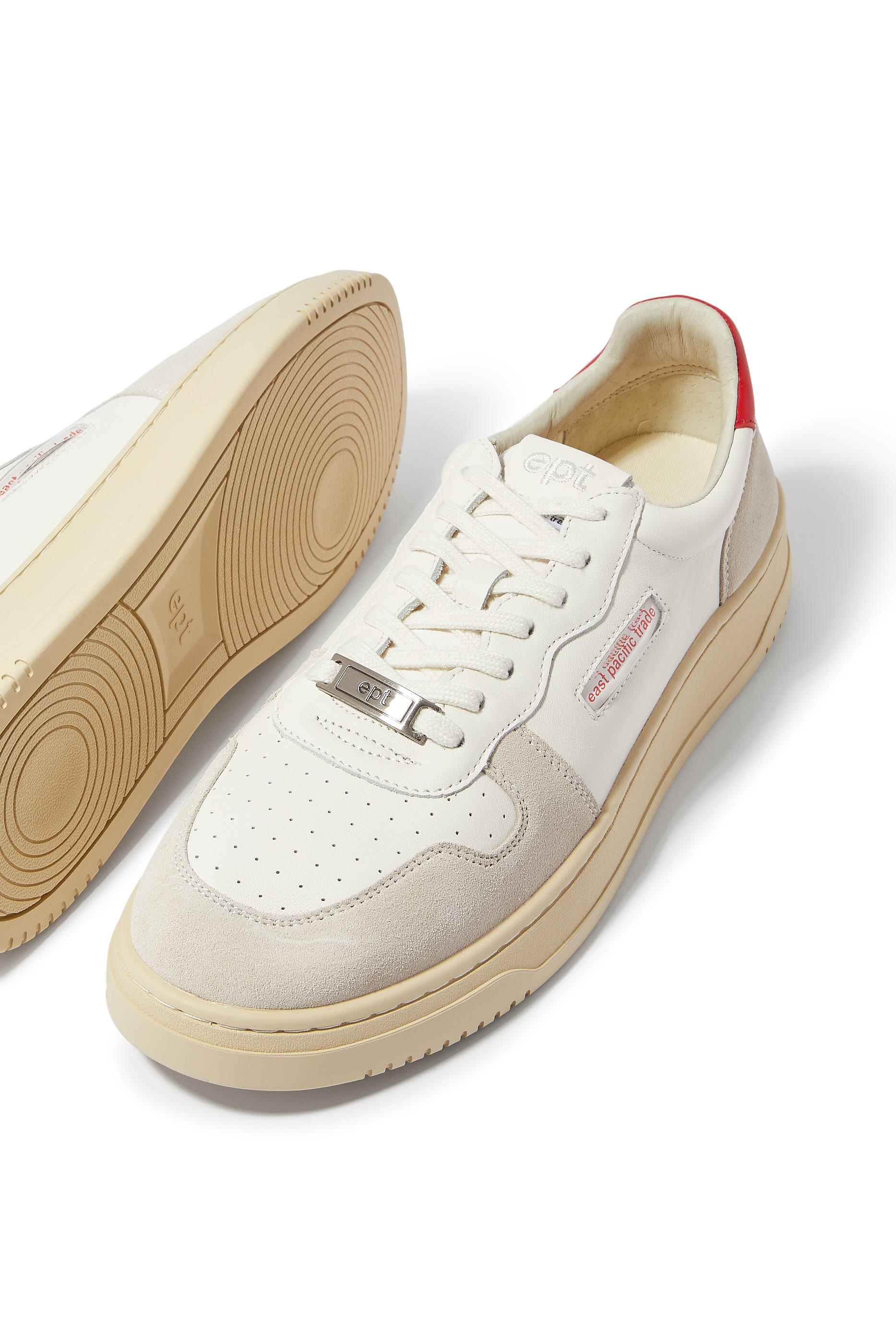 سنيكرز كورت