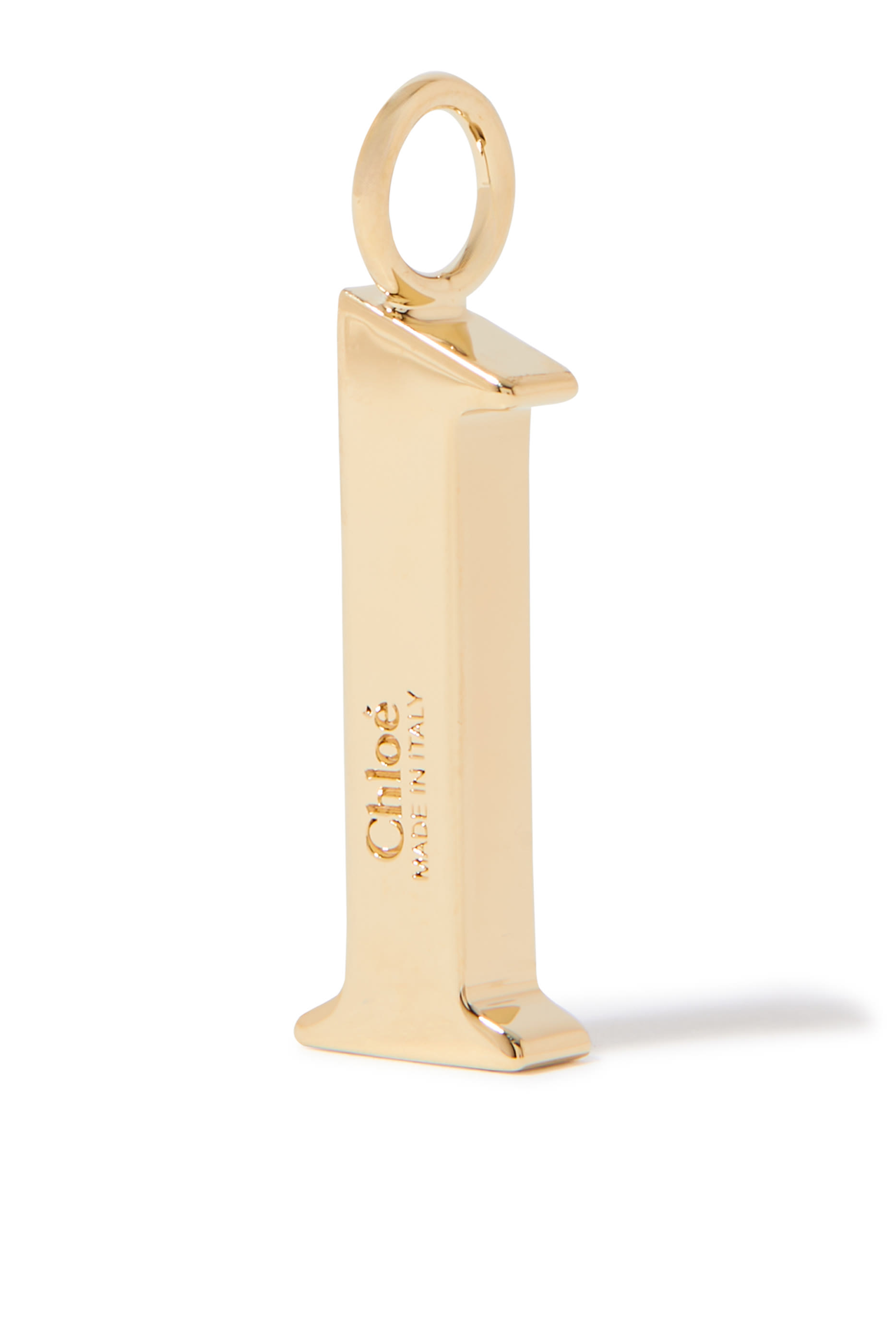 حلية بتصميم حرف L