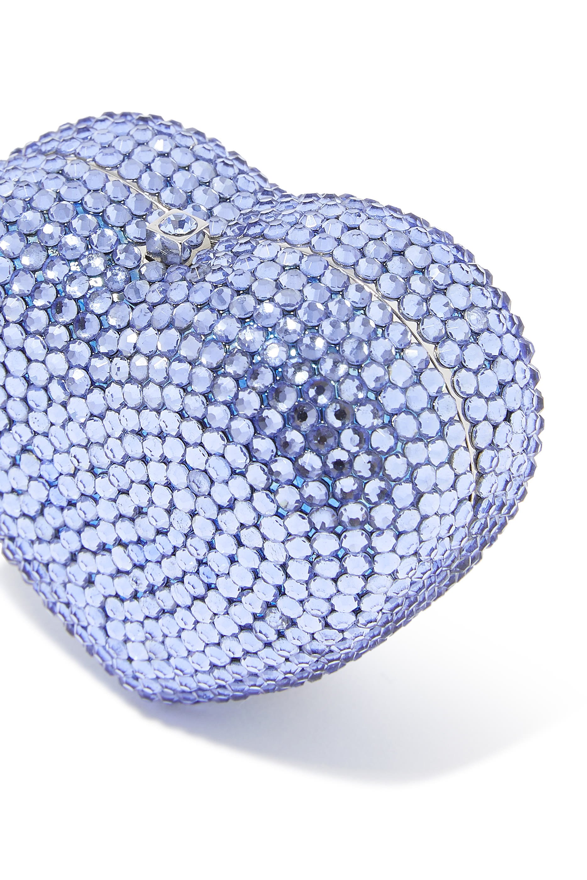 علبة حبوب دواء صغيرة بتصميم قلب