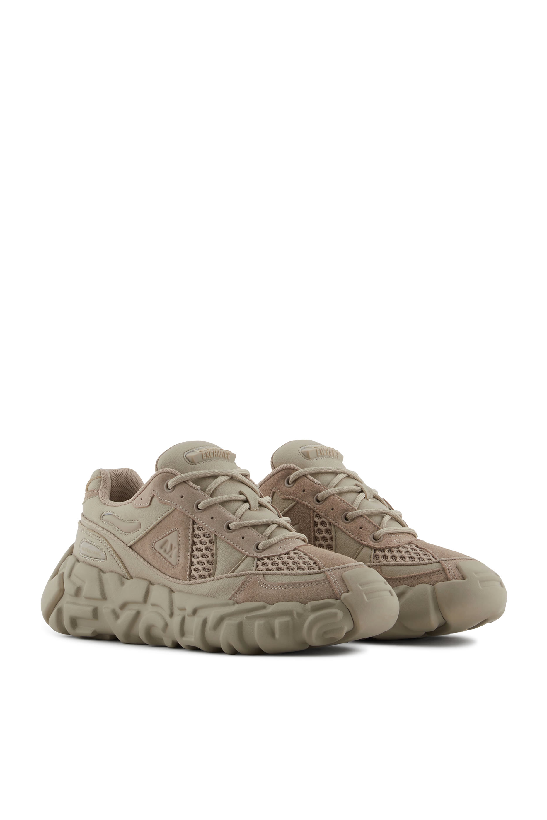 سنيكرز بأربطة ونعل سميك