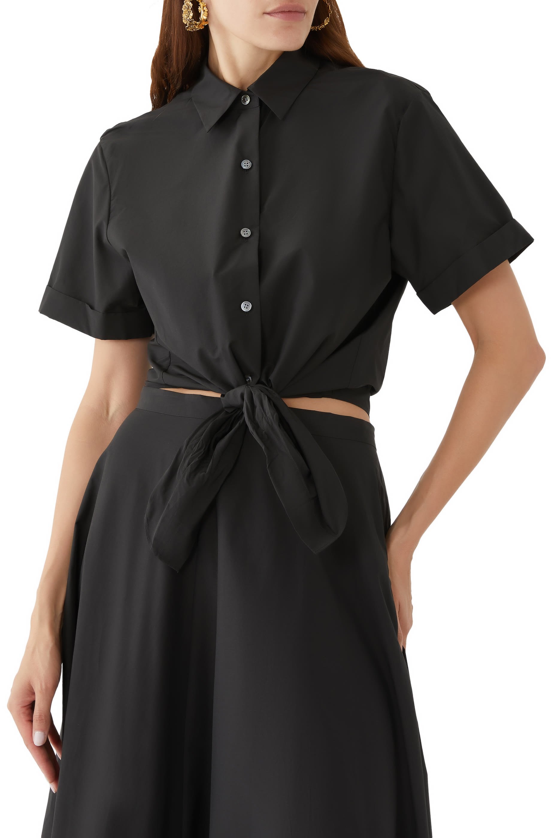 قميص بربطة في الأمام