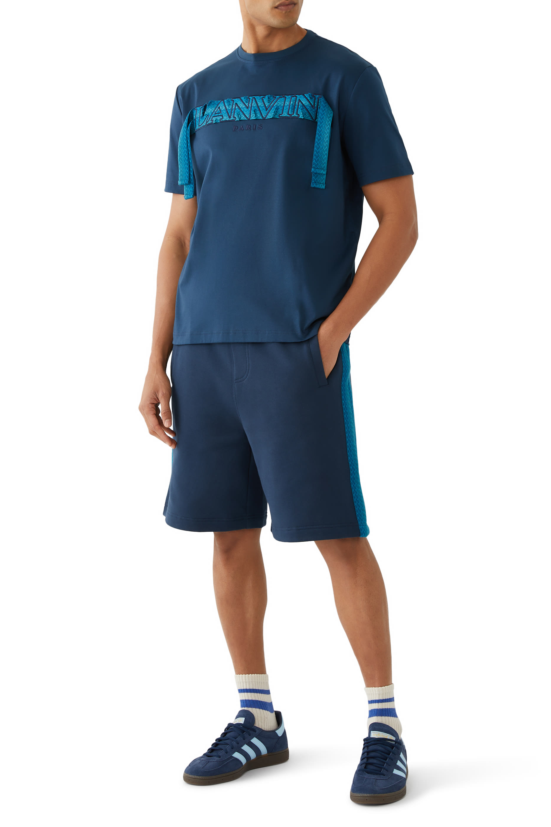 تيشيرت بشعار الماركة وأربطة