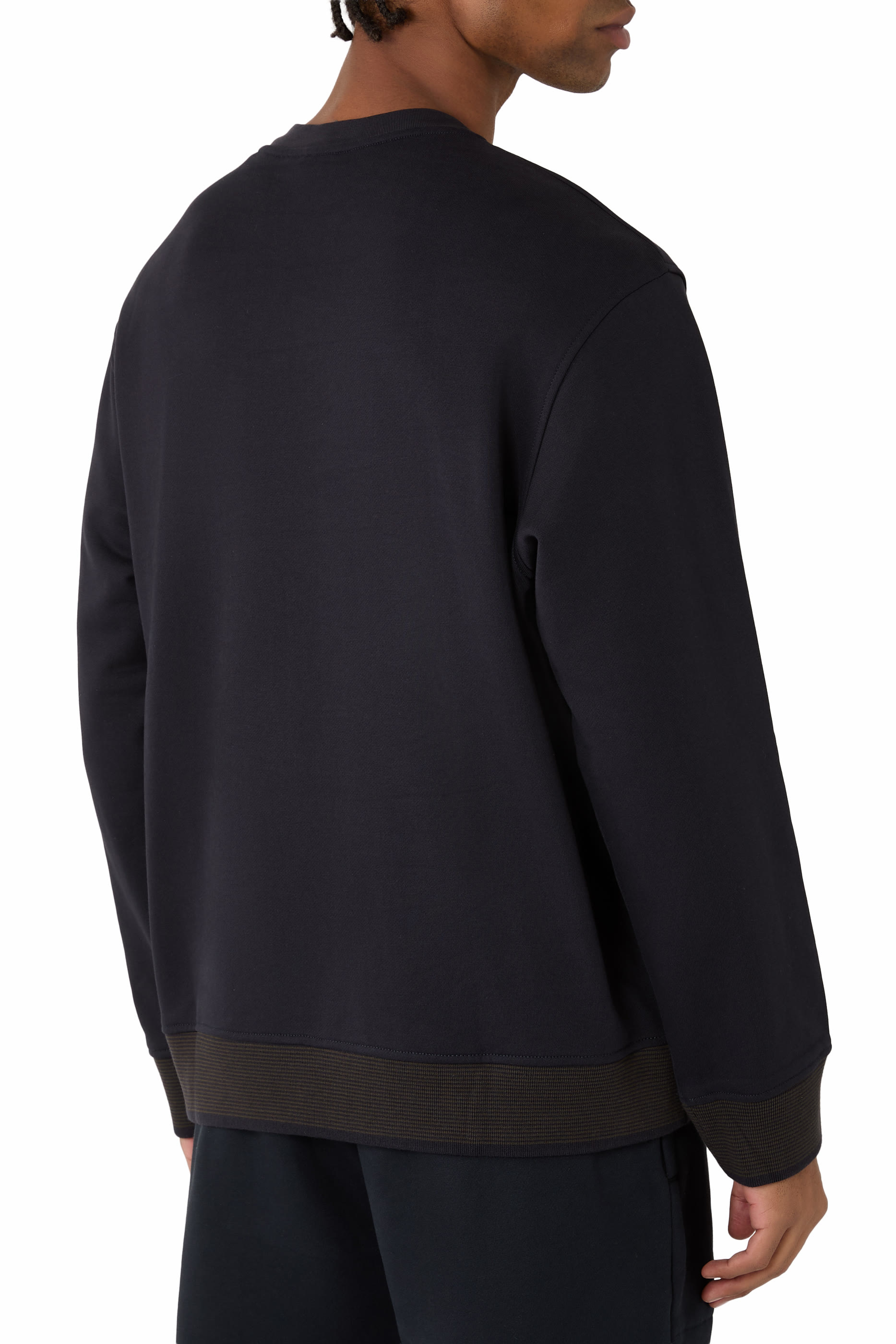 سويت شيرت بياقة ضيقة وشعار الماركة