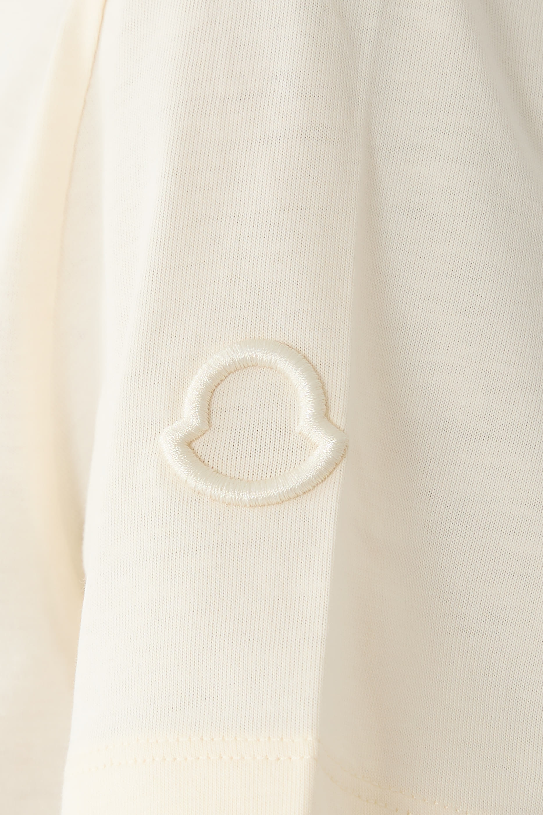 تيشيرت بأكمام قصيرة