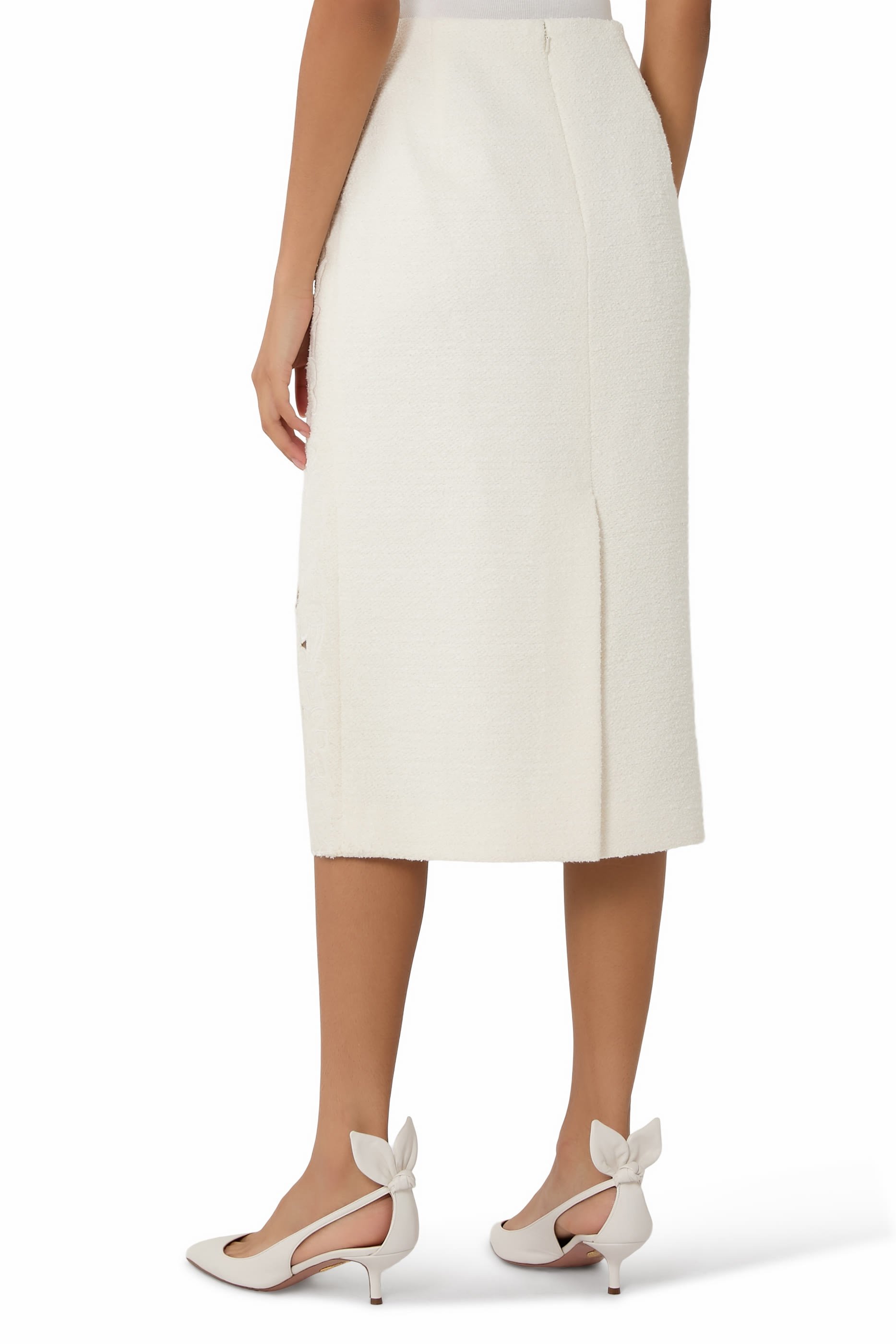 تنورة متوسطة الطول بفتحات وتطريزات تويد