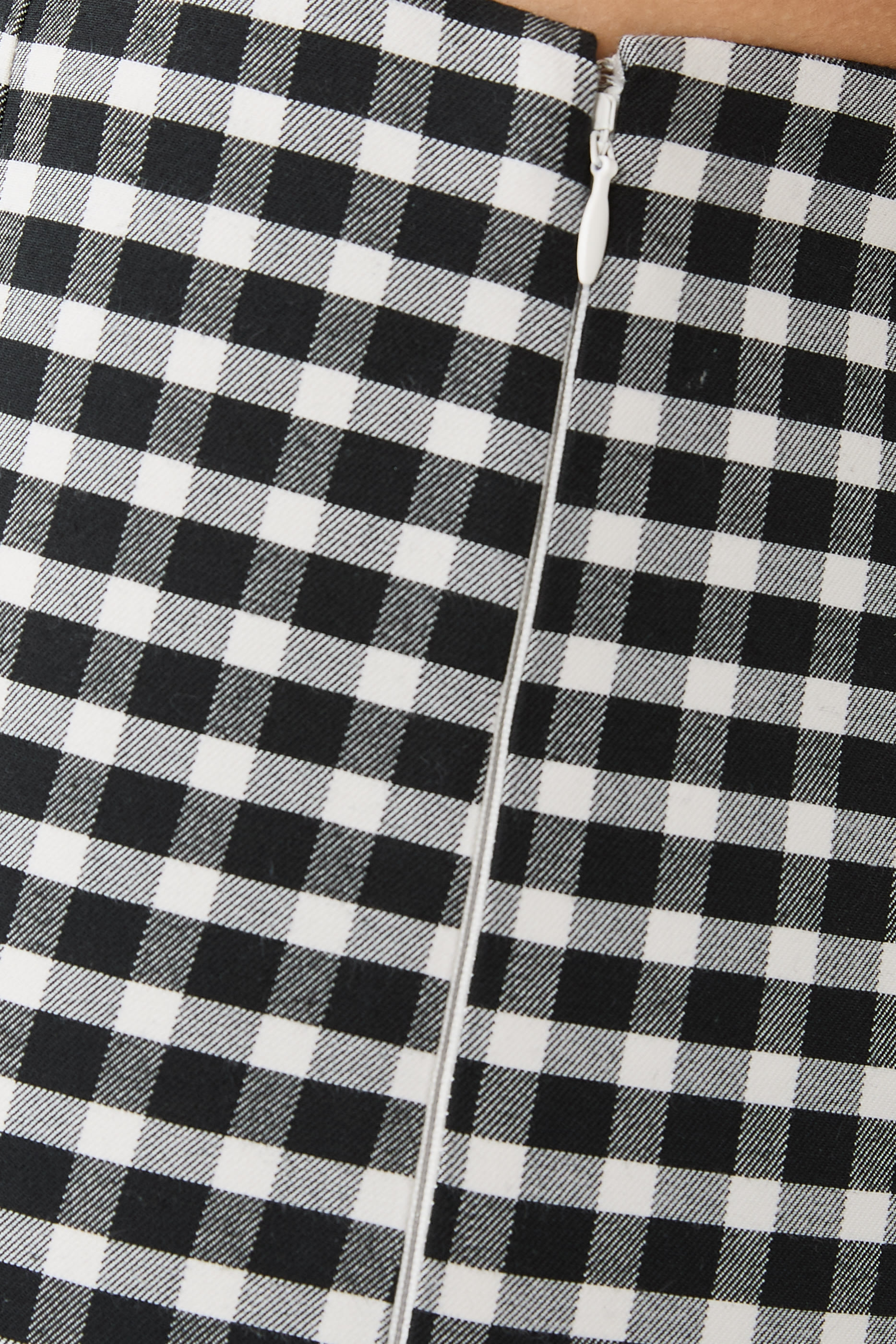 بنطال كيارا بقصة قصيرة ونقشة مربعات كابري