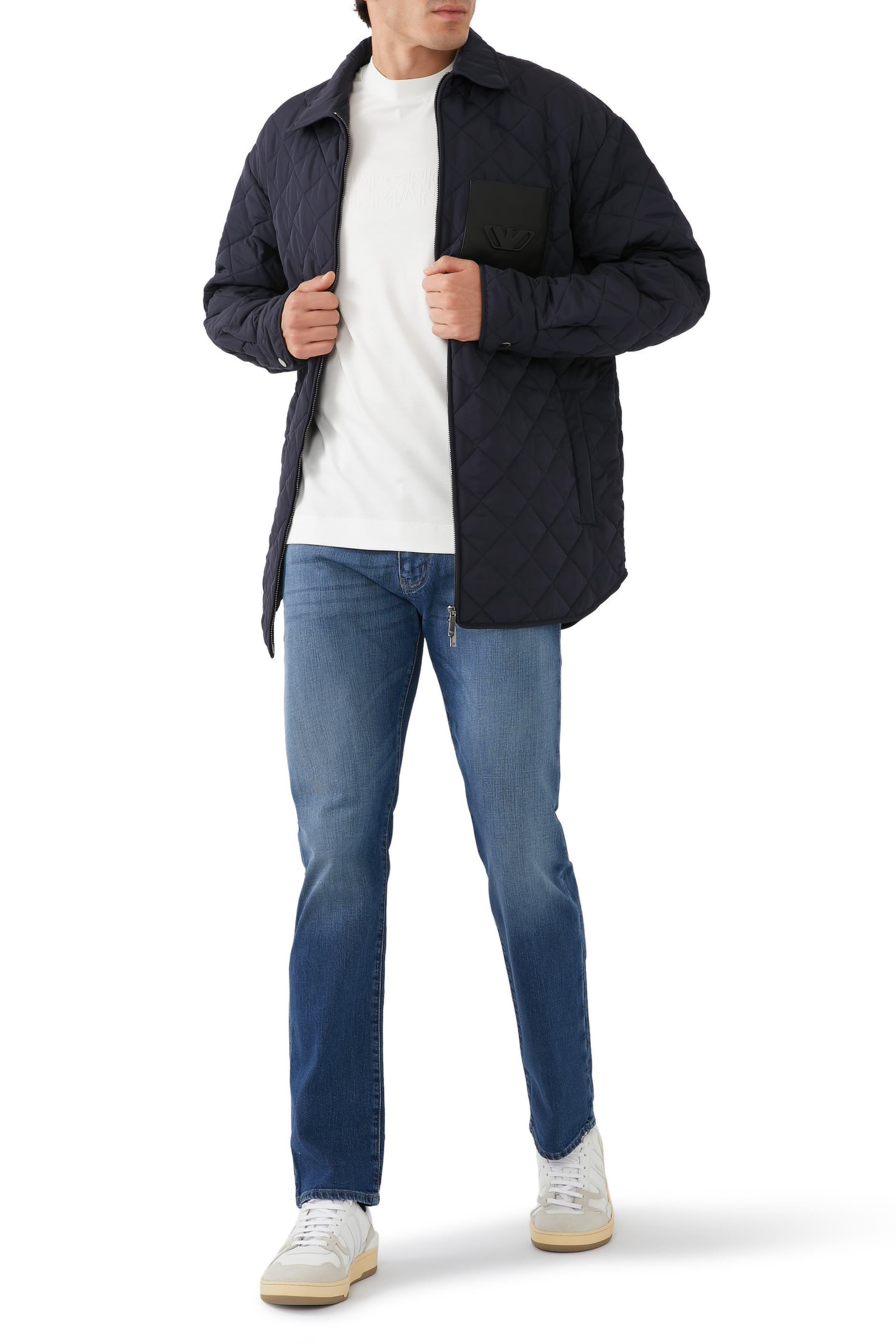 تيشيرت بشعار الماركة بحجم كبير