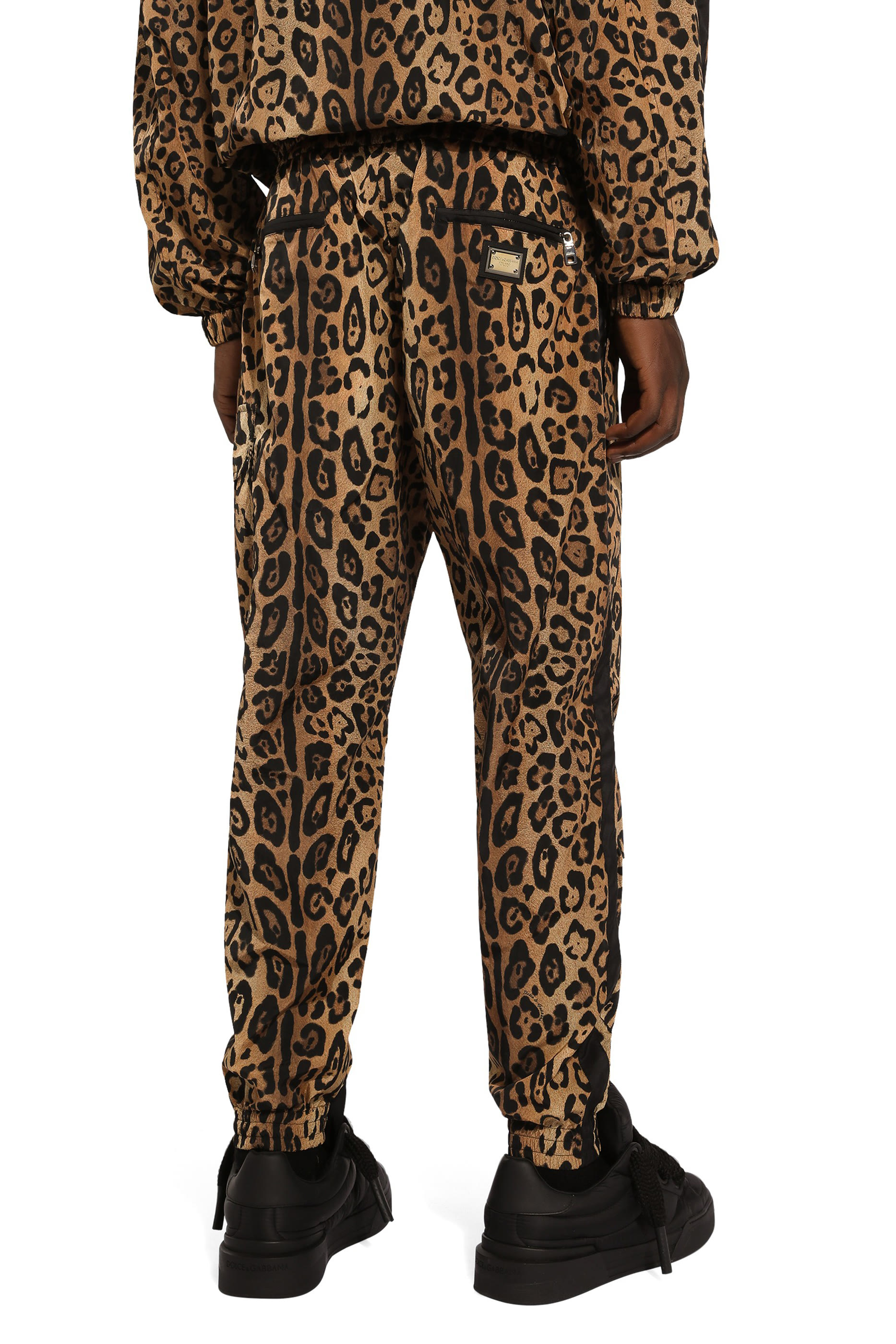 بنطال رياضي قماش كريسبو بنقشة جلد الفهد وشارة