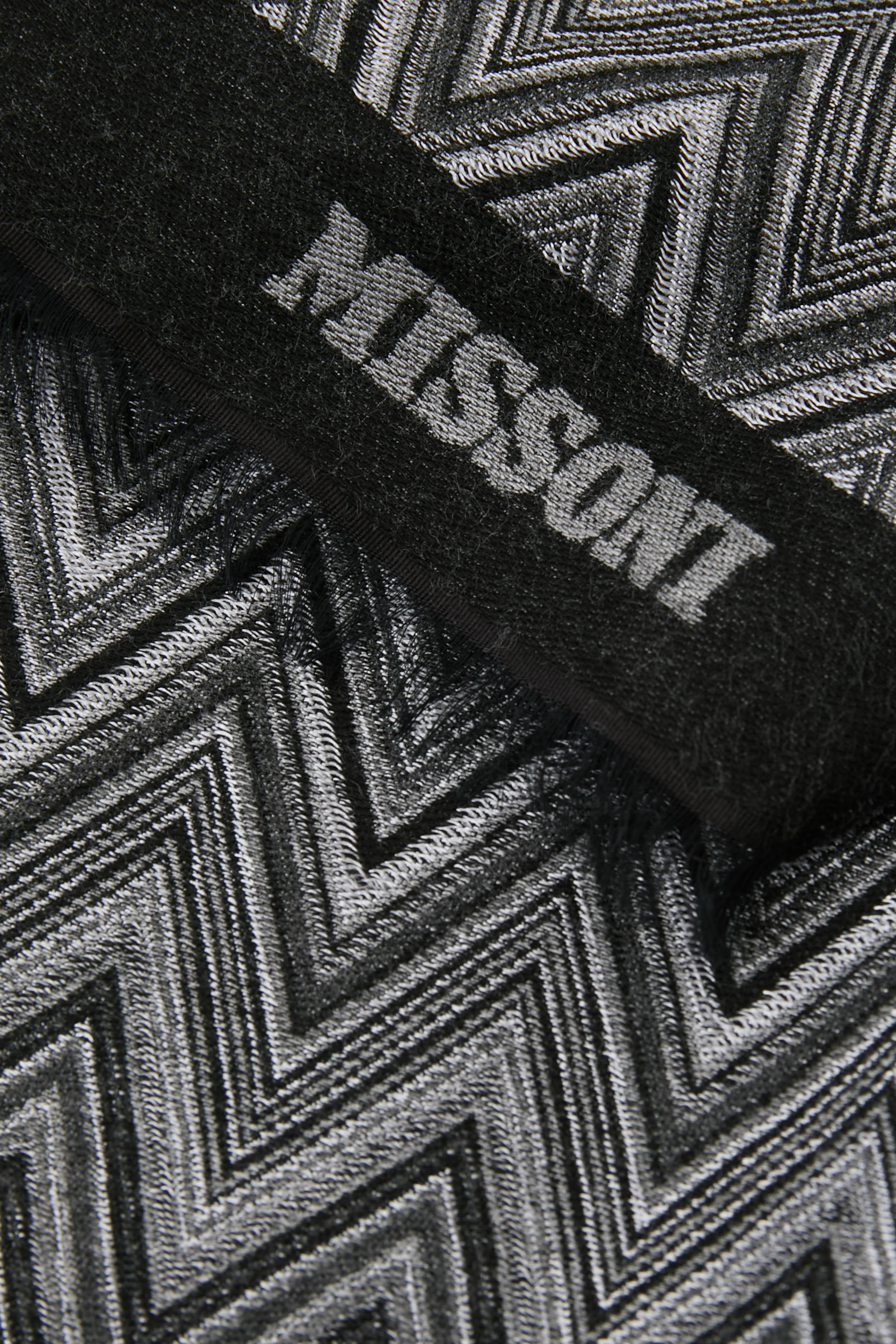 وشاح منسوج بنقشة خطوط متعرجة