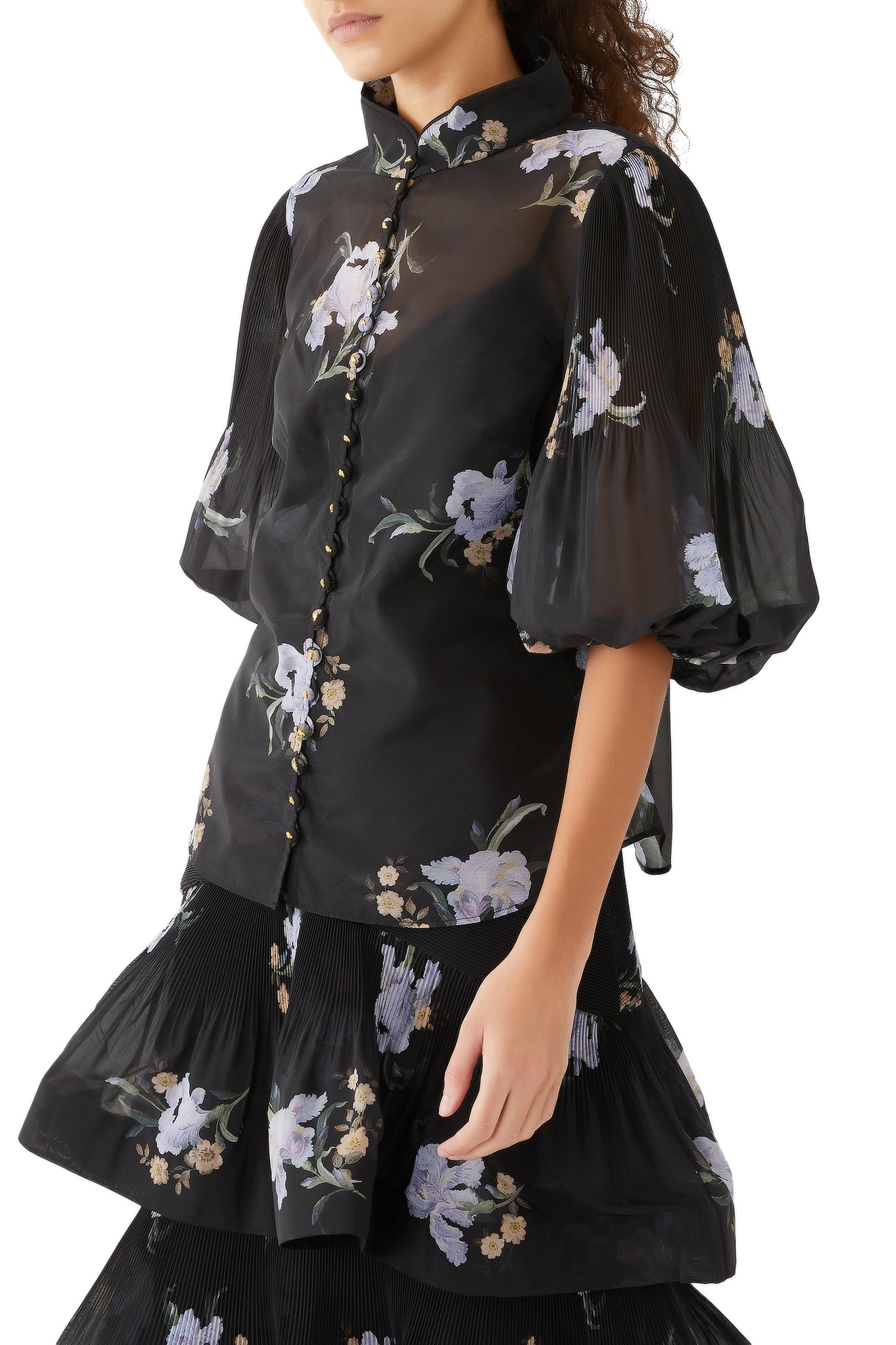 بلوزة بطيات وأزرار