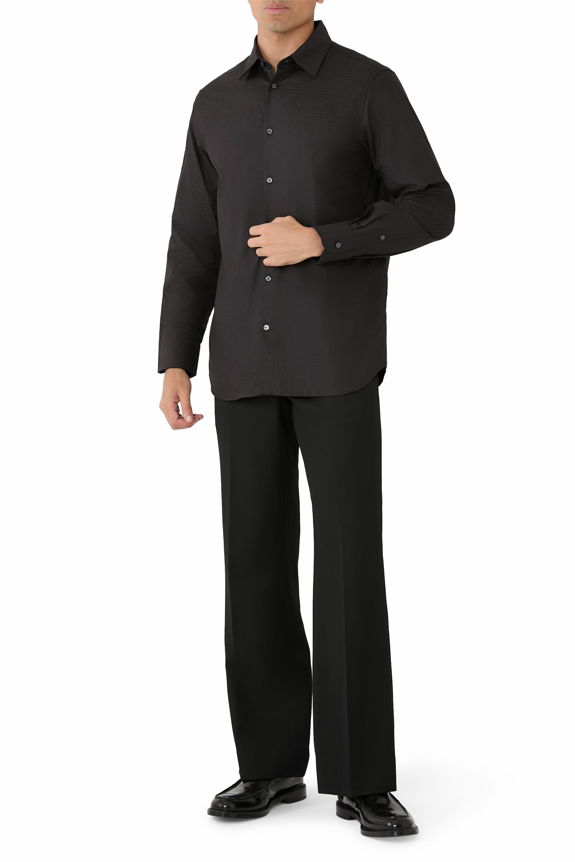 قميص بأكمام طويلة وشعار الماركة بحجم صغير