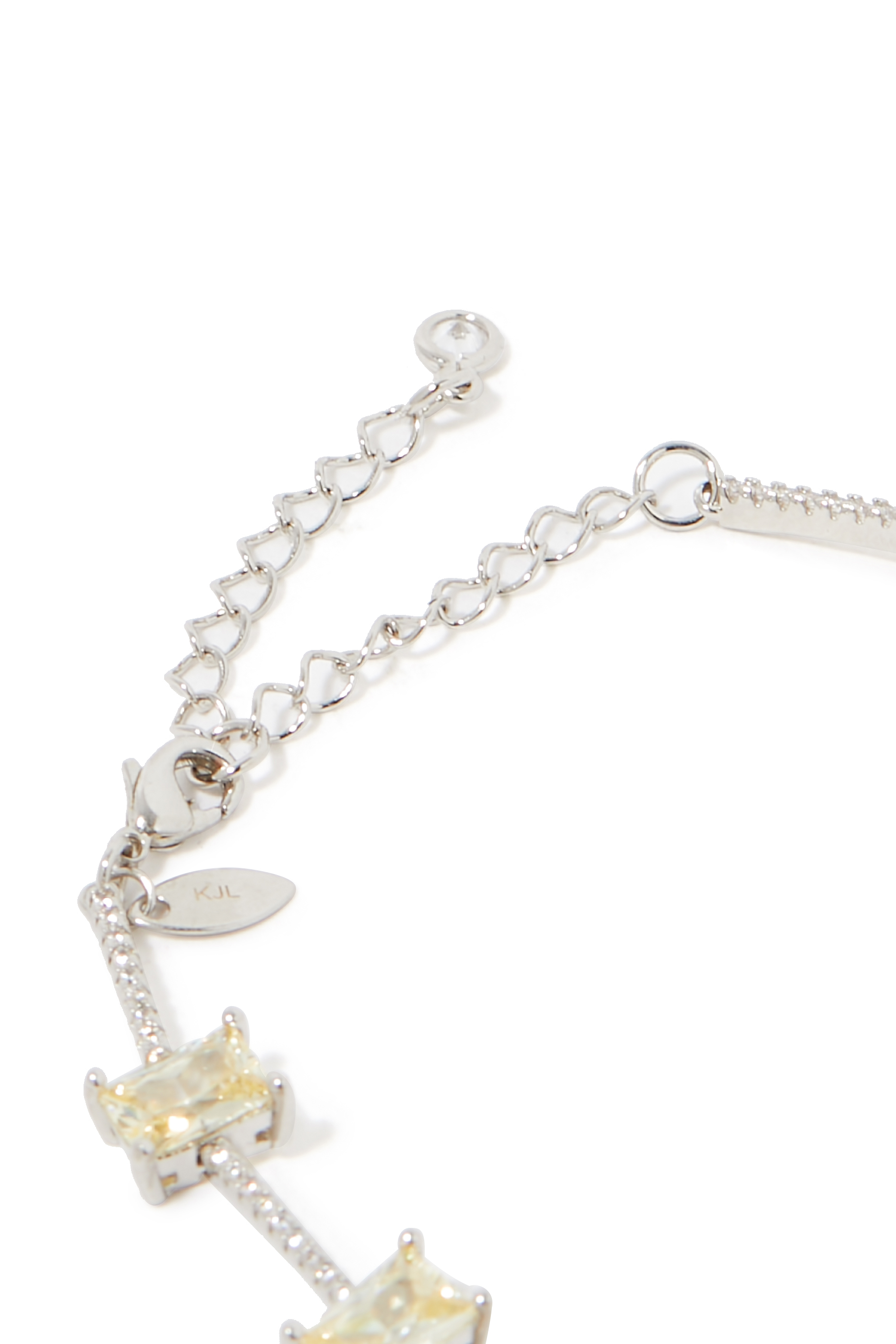 سوار مرصع بالزمرد بشكل أفقي