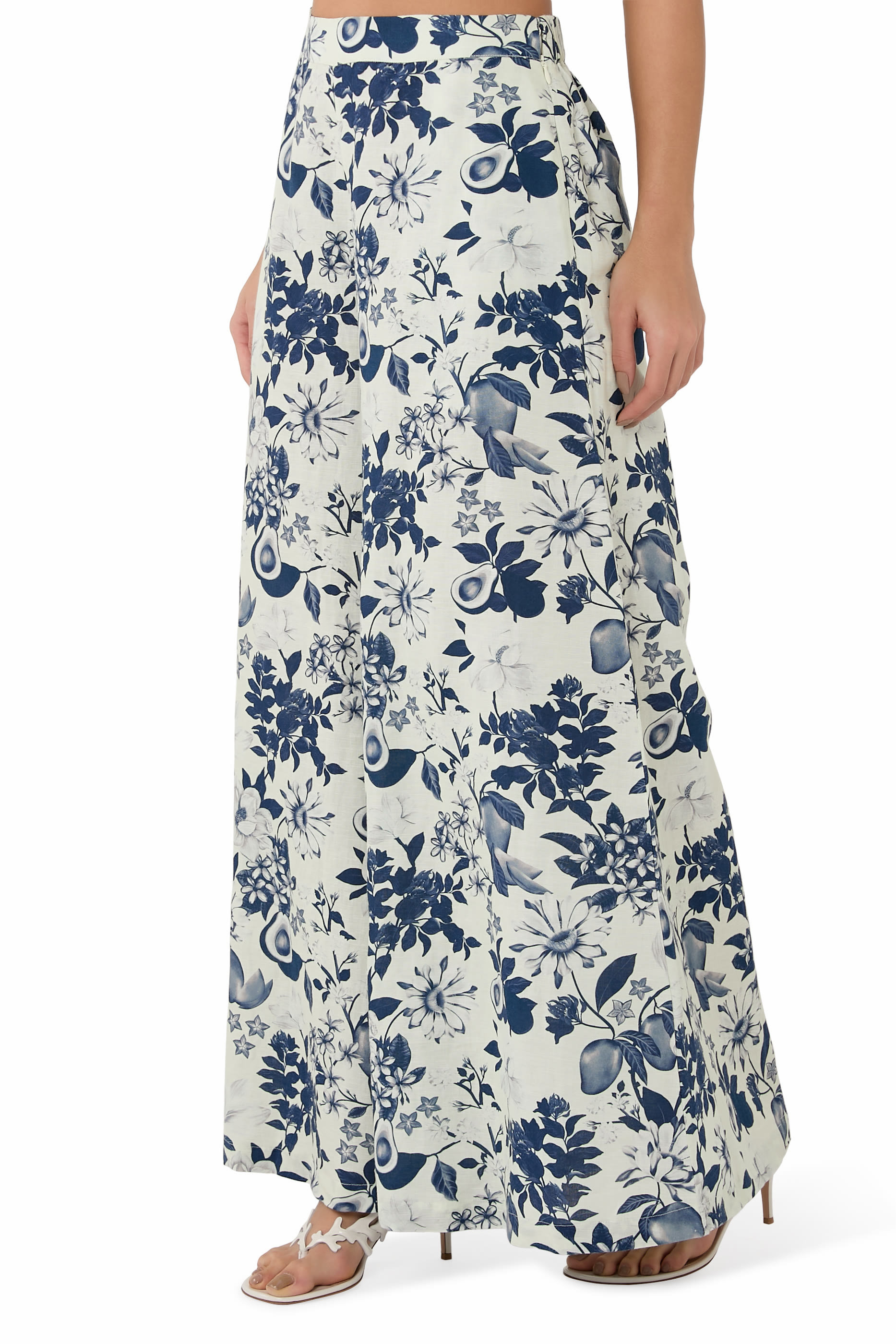 بنطال بقصة واسعة