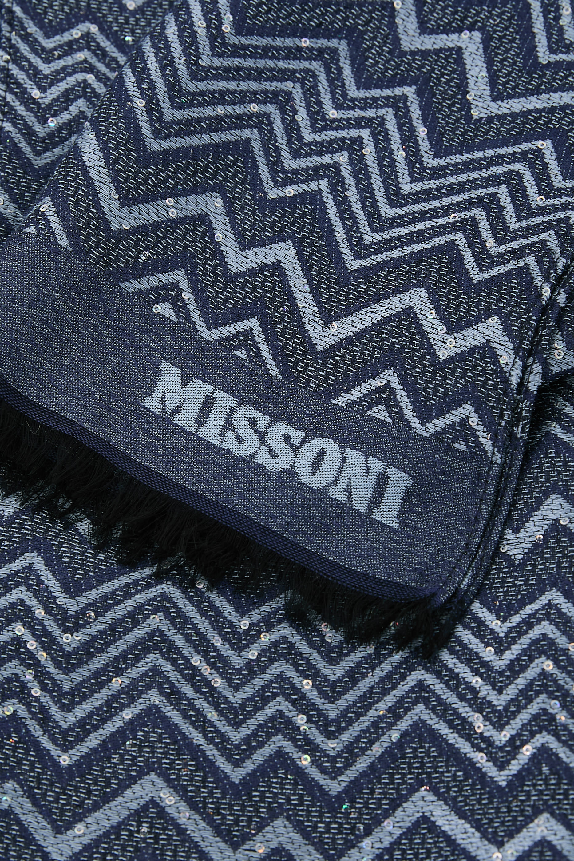 وشاح بترتر ونقشة خطوط متعرجة