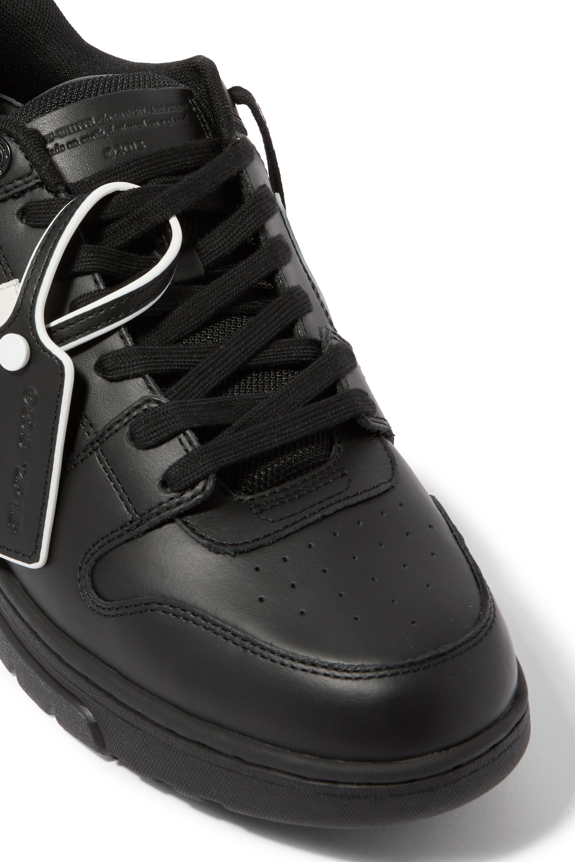 سنيكرز أوت أوف أوفيس