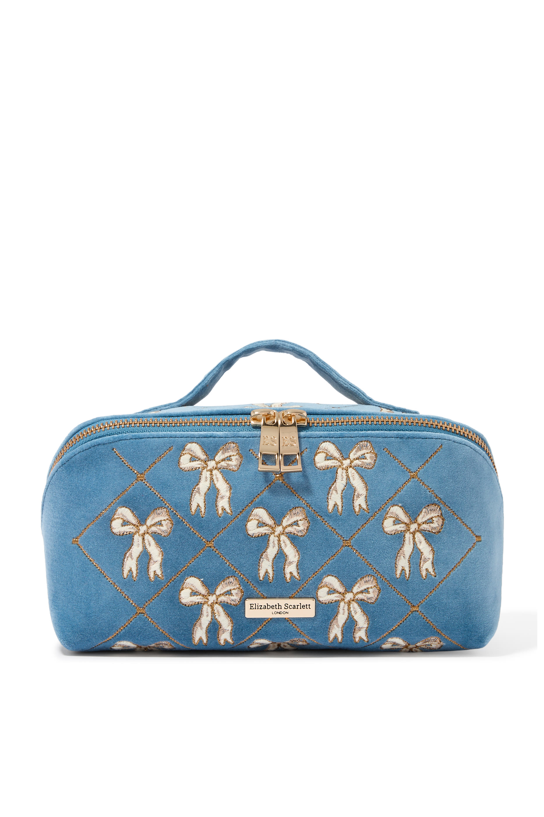 حقيبة مستحضرات التجميل مفتوحة ومسطحة مزينة بفيونكات مخمل