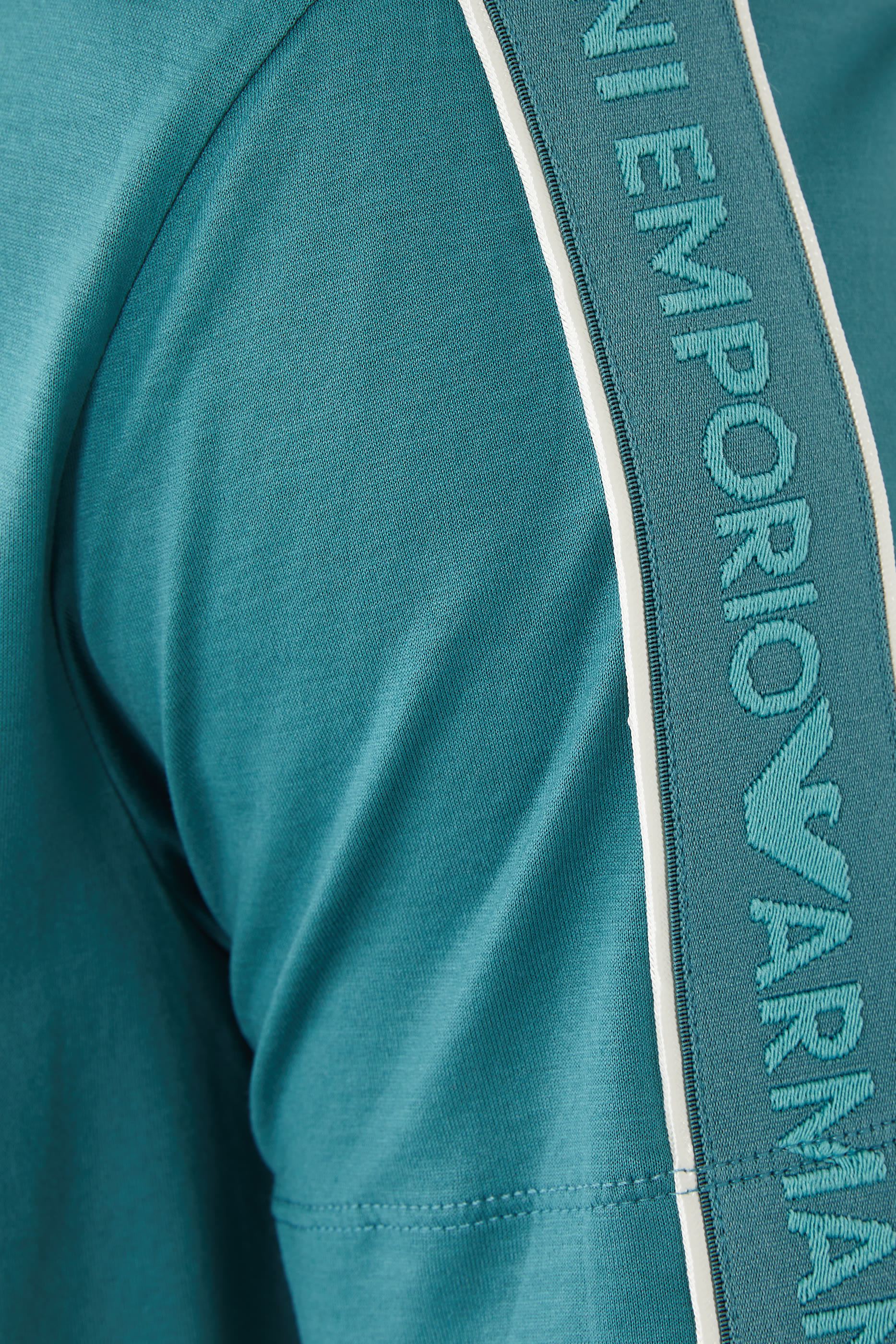 تيشيرت بشريط بشعار الماركة