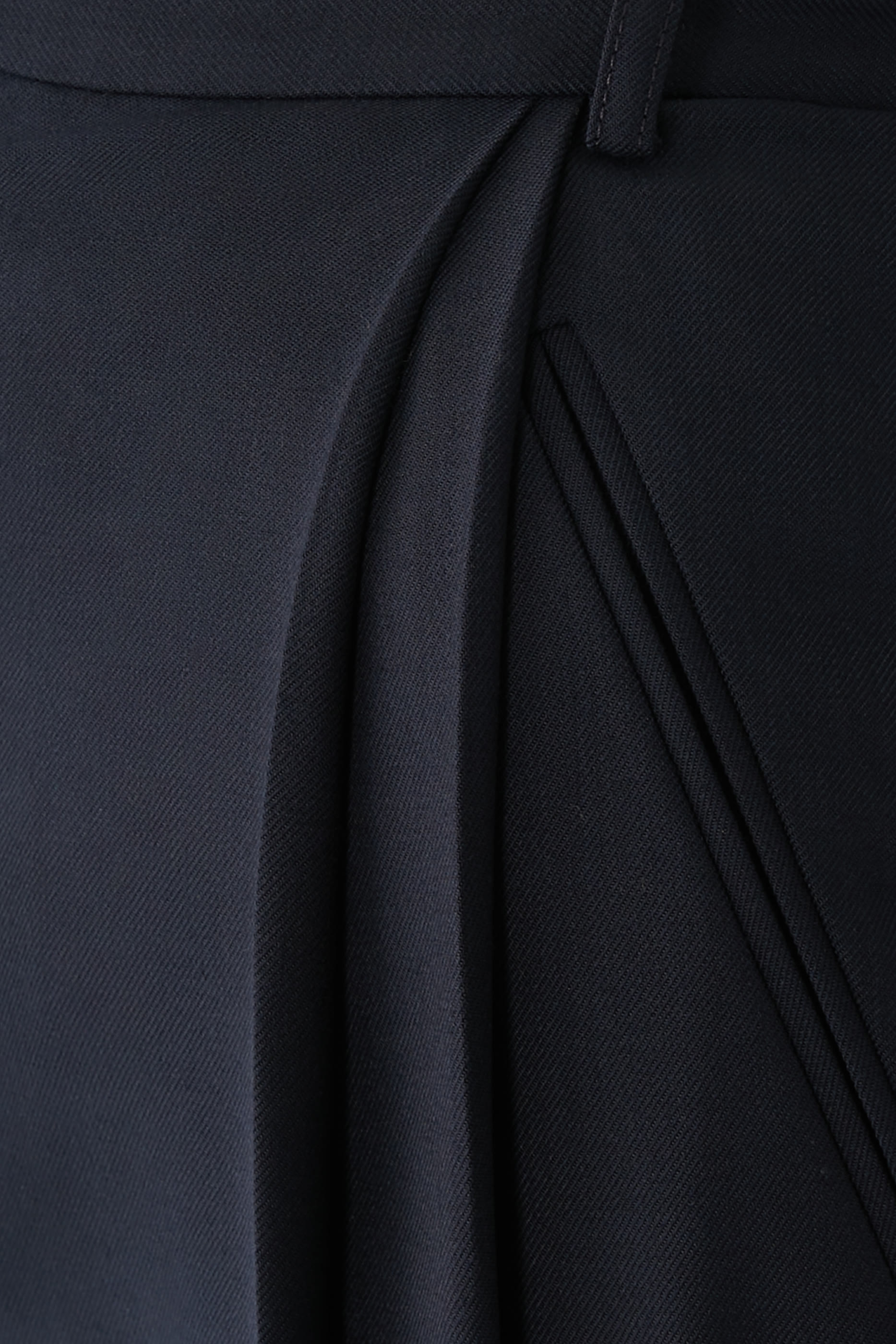 بنطال بقصة ساق واسعة