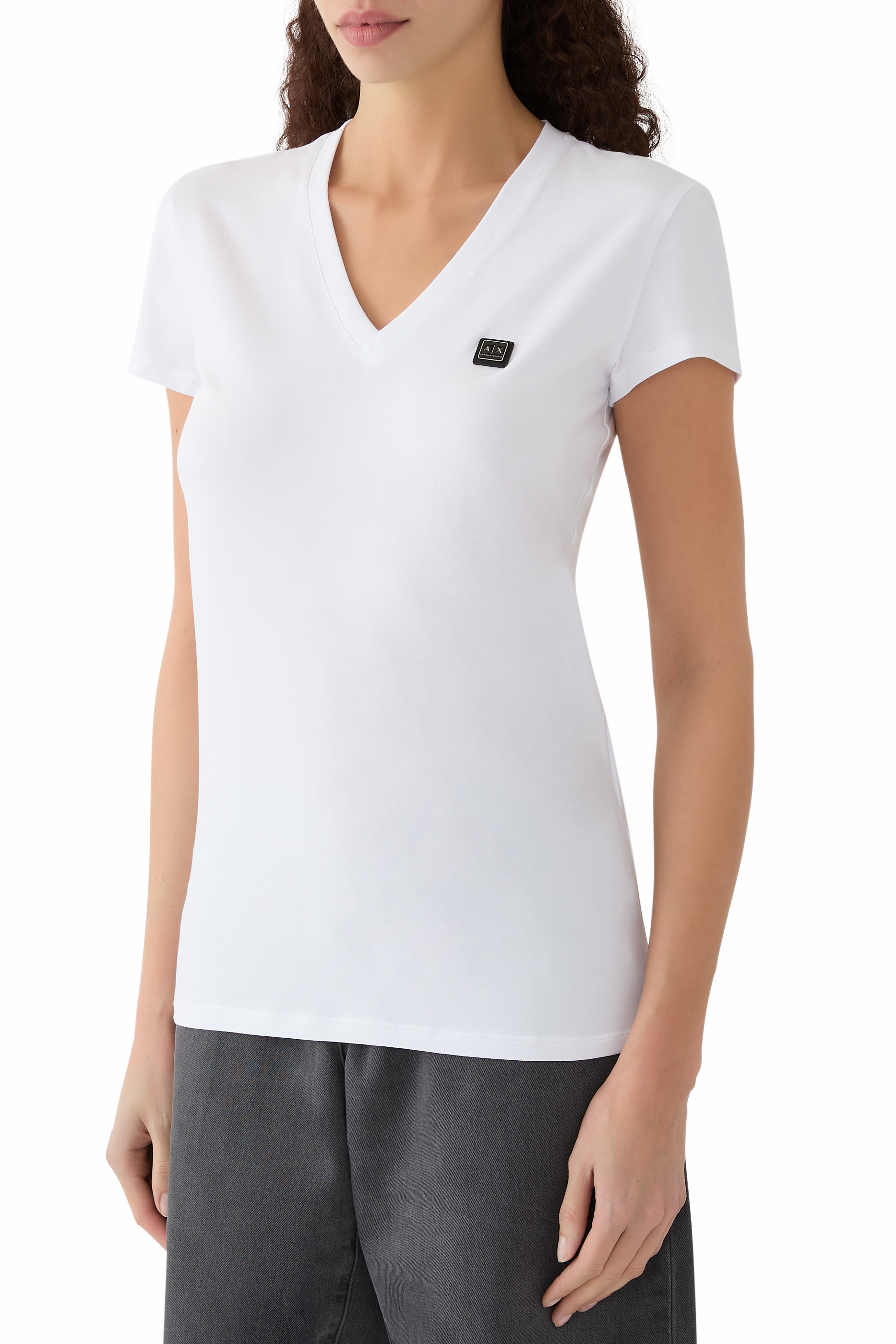 تيشيرت بياقة على شكل حرف V وشعار الماركة