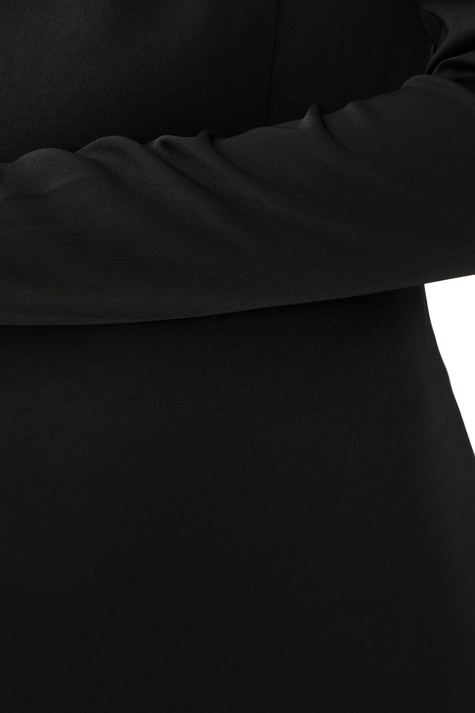 فستان سهرة درابيه بأكمام طويلة وظهر مفتوح