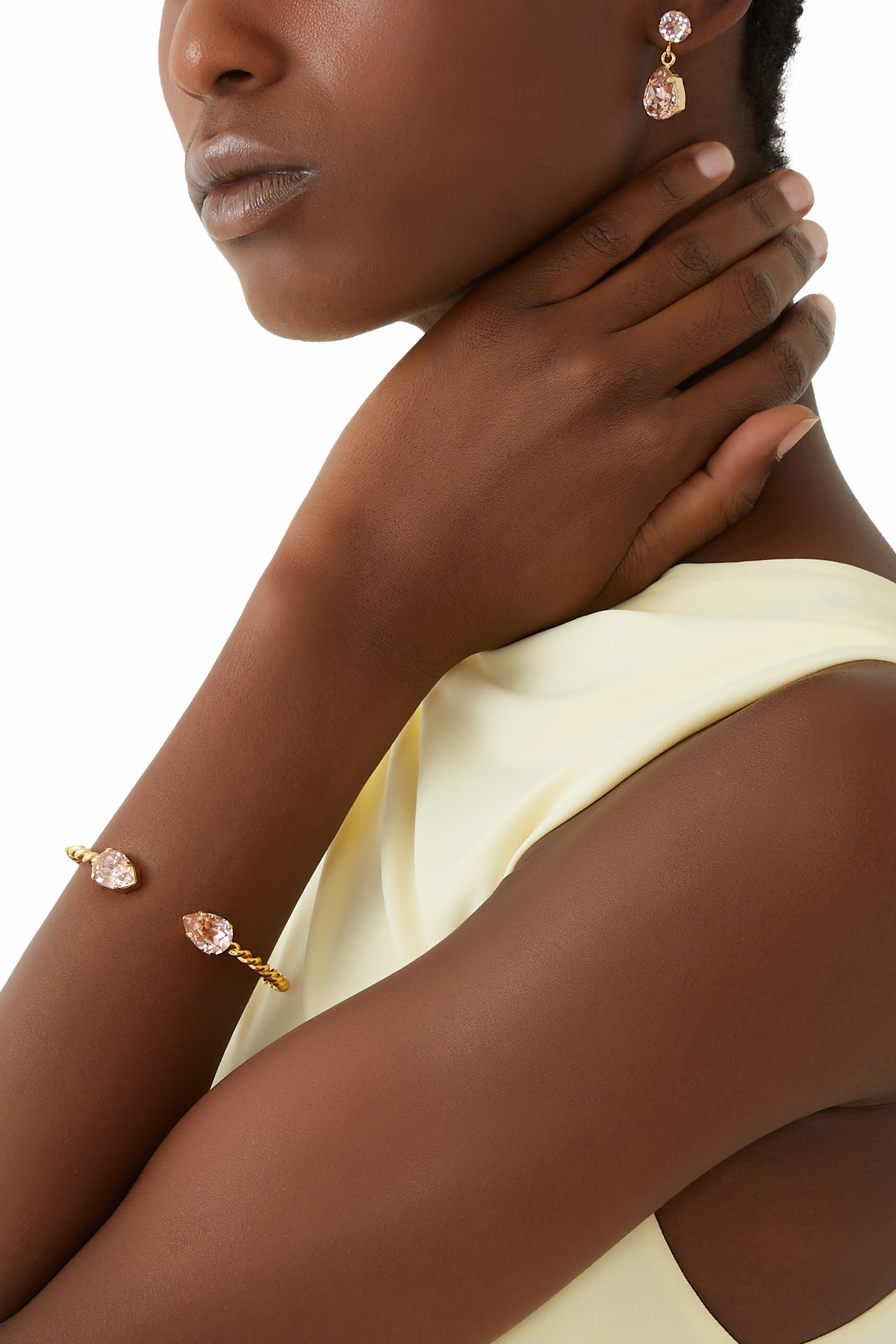 سوار صغير بكريستال بتصميم دمعة مرصعة بالكريستال مطلي بالذهب عيار 18