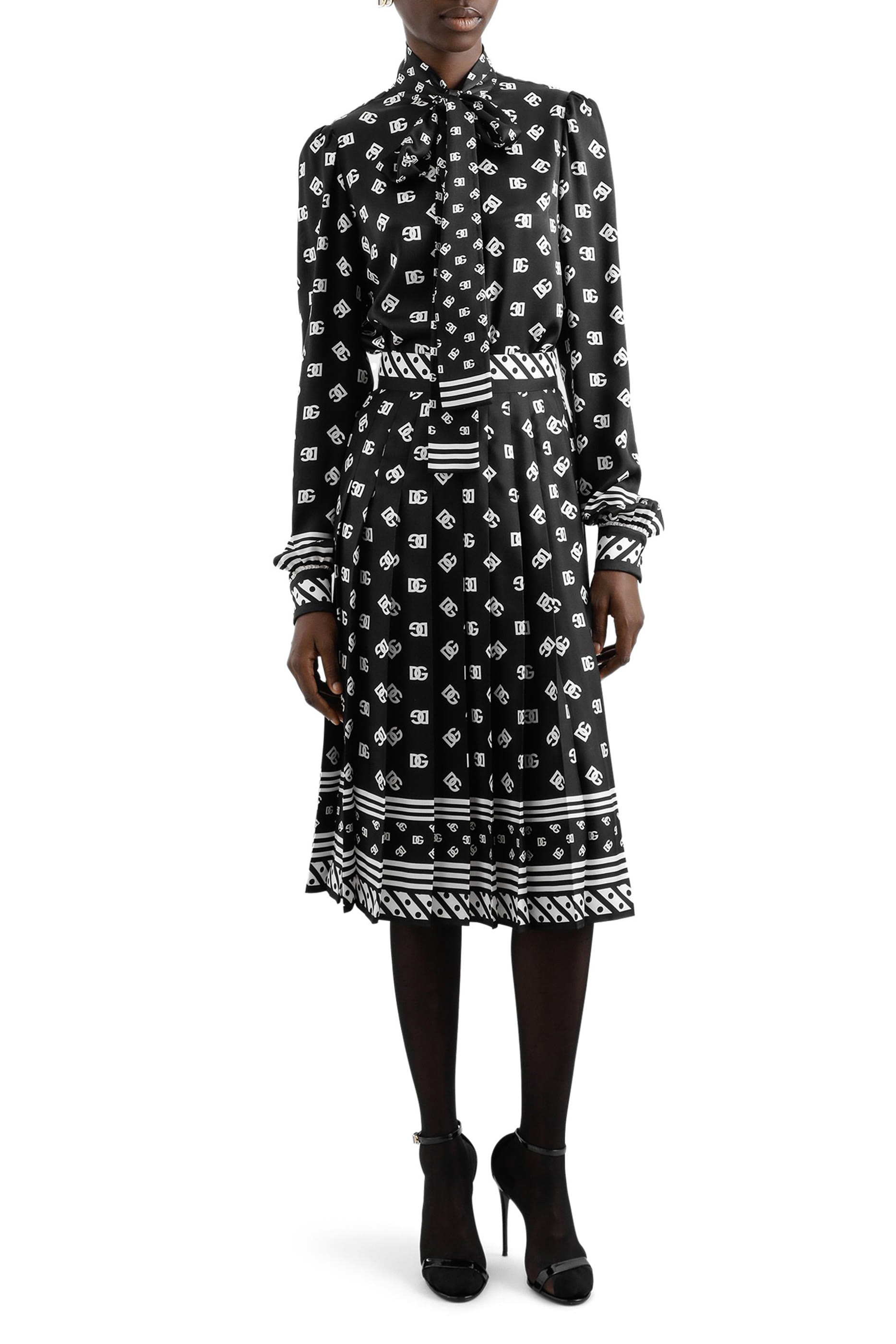 قميص مزينة كليا بنقشات شعار الماركة