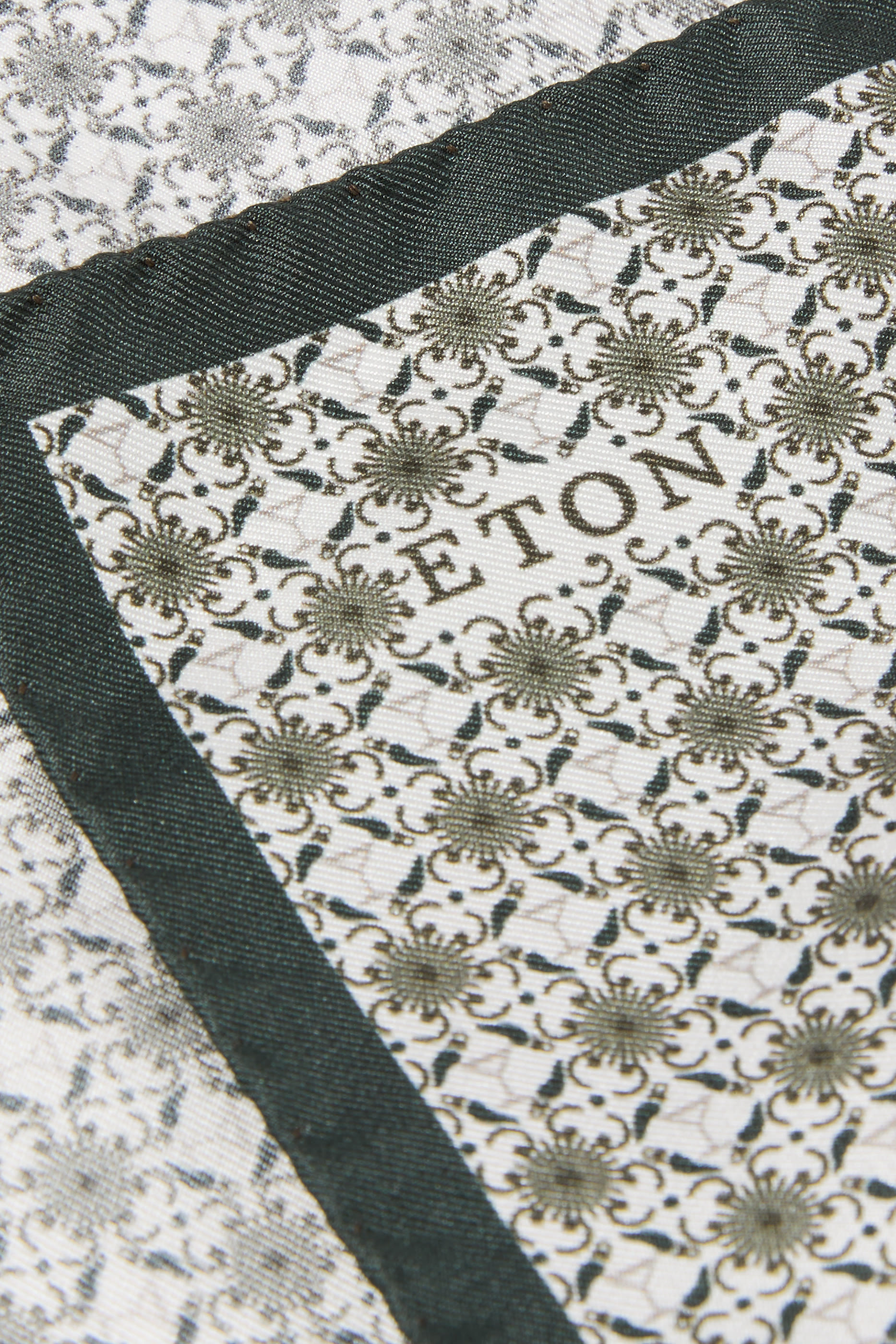 منديل جيب مربع بنقشة هندسية حرير