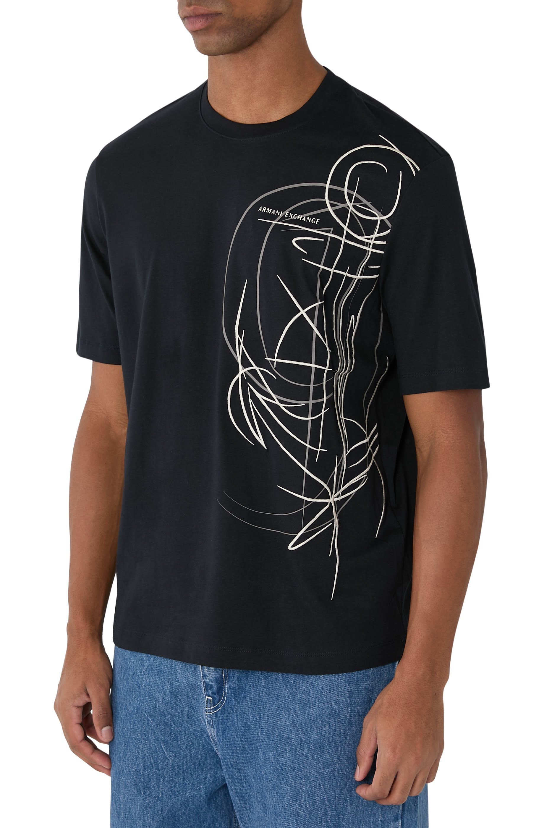 تيشيرت مزين بطبعة بشعار الماركة على الصدر الجانبي