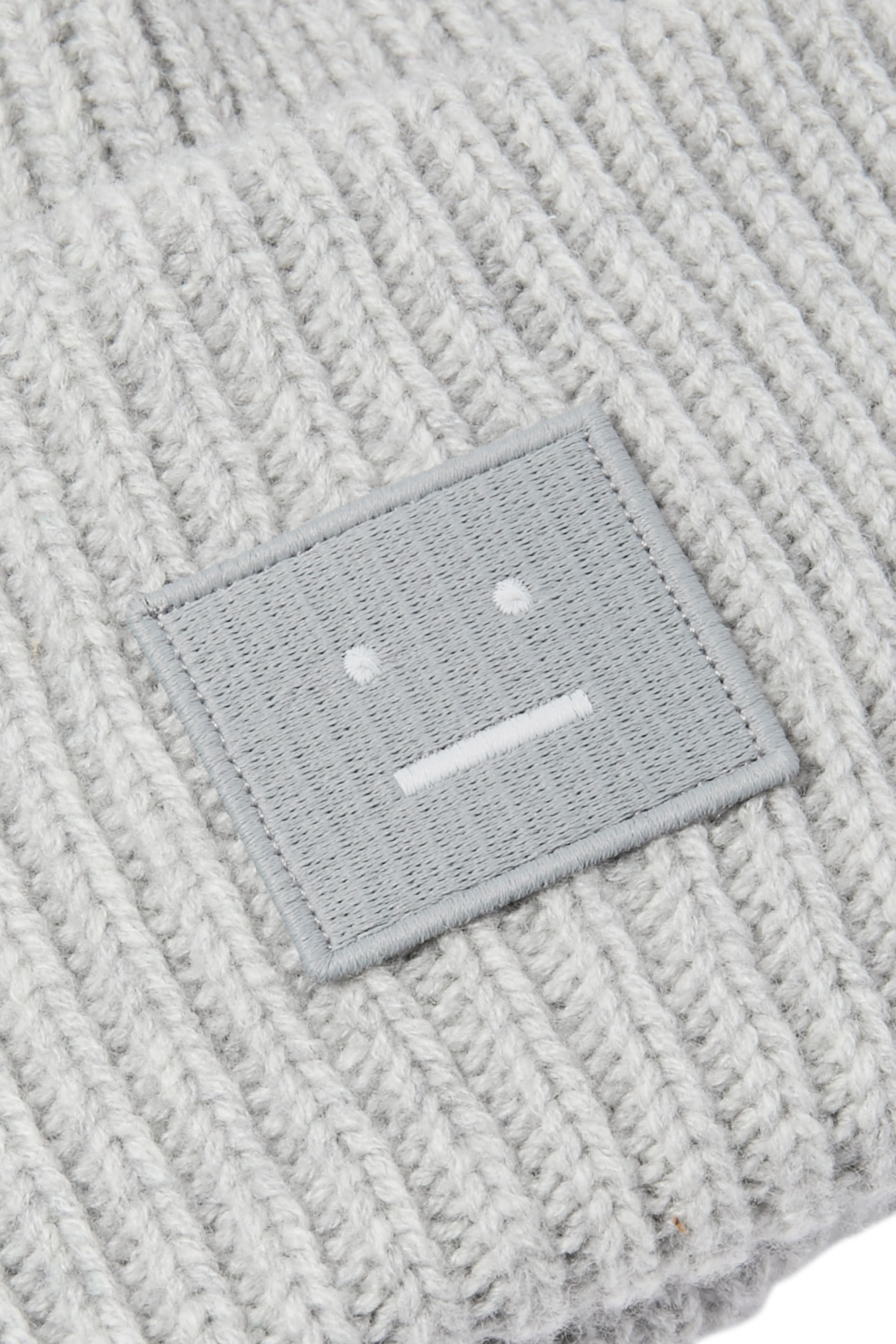 قبعة بيني برقعة كبيرة مطرزة بشعار وجه