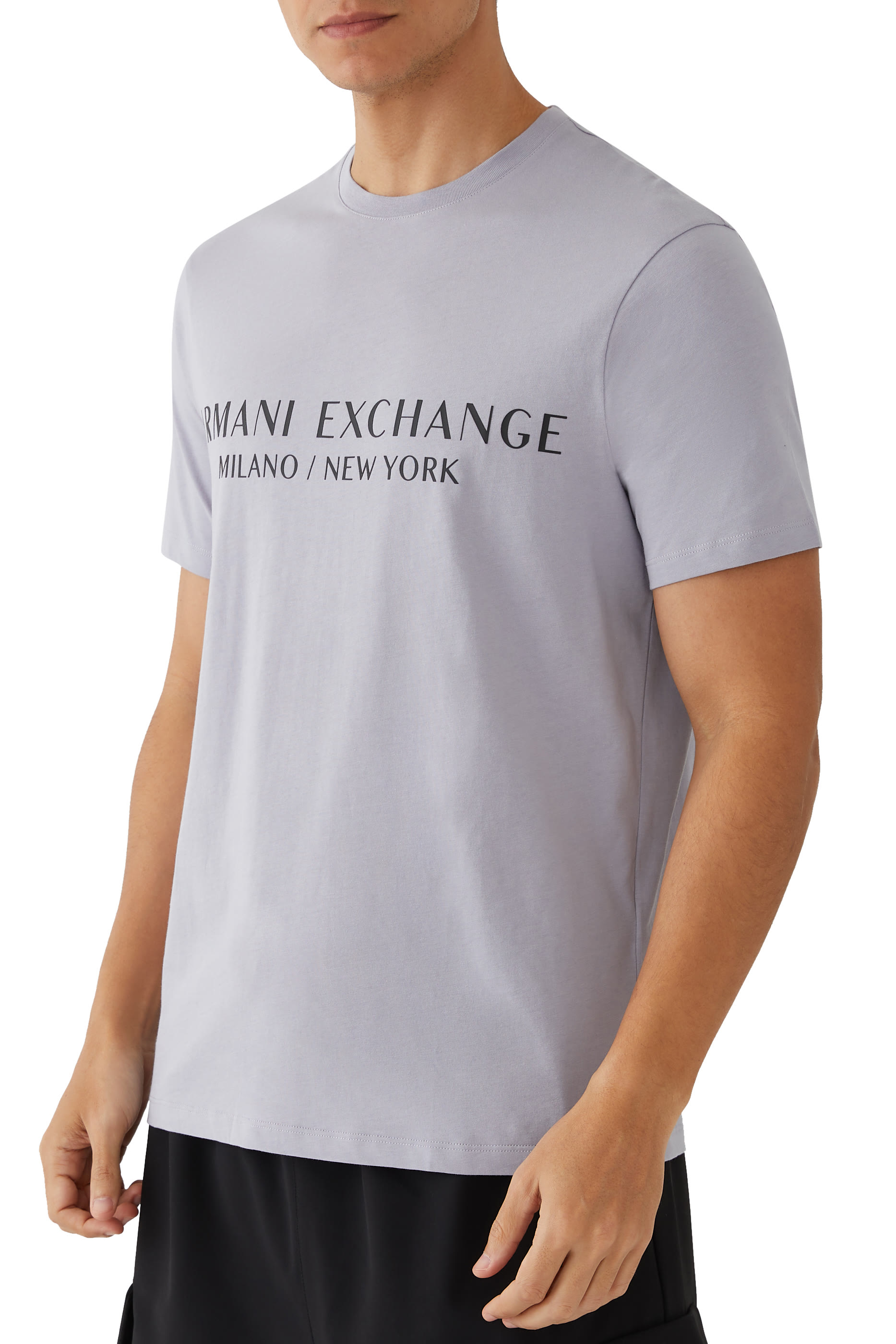 تيشيرت بشعار الماركة بقصة عادية