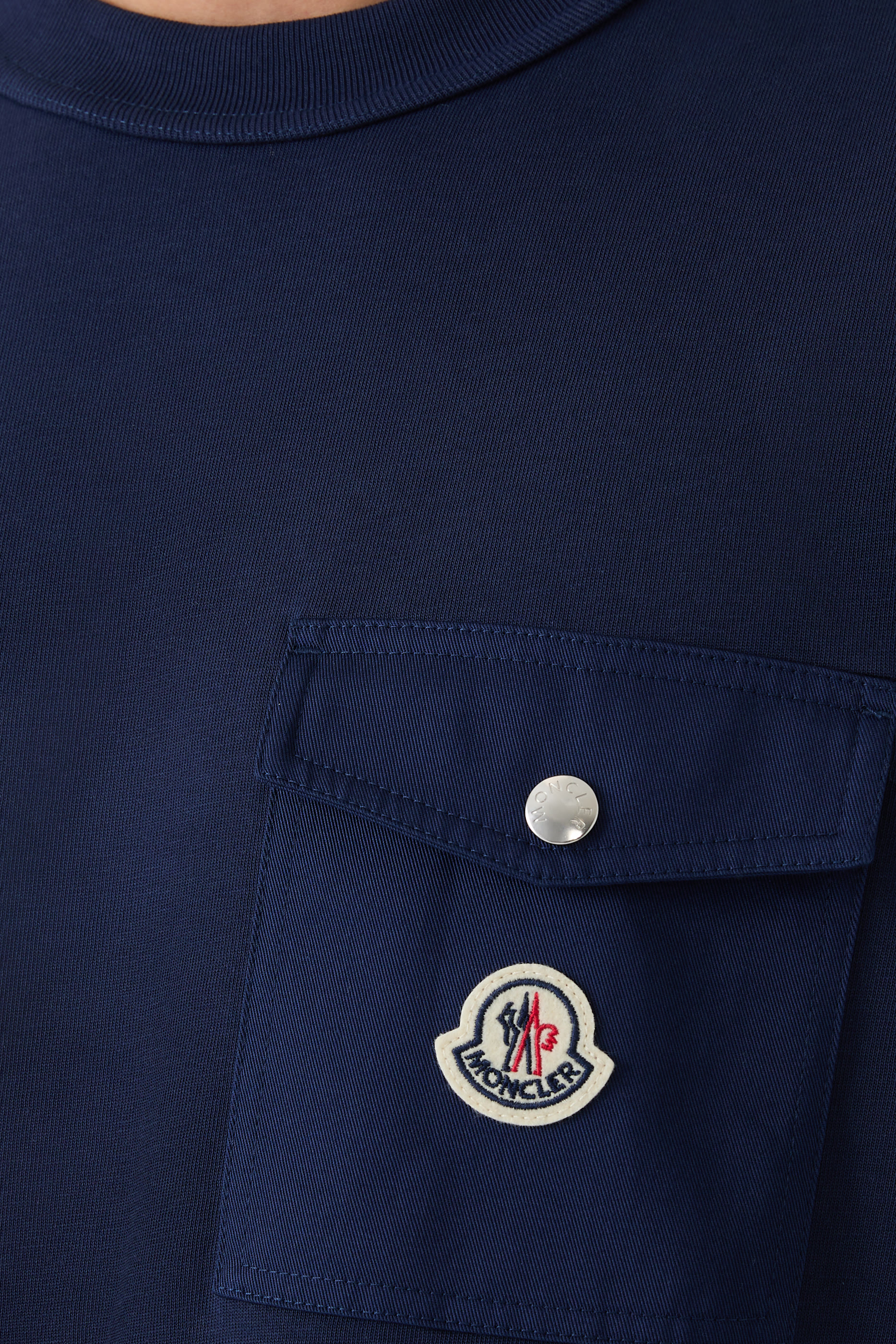 تيشيرت بأكمام قصيرة وشعار الماركة