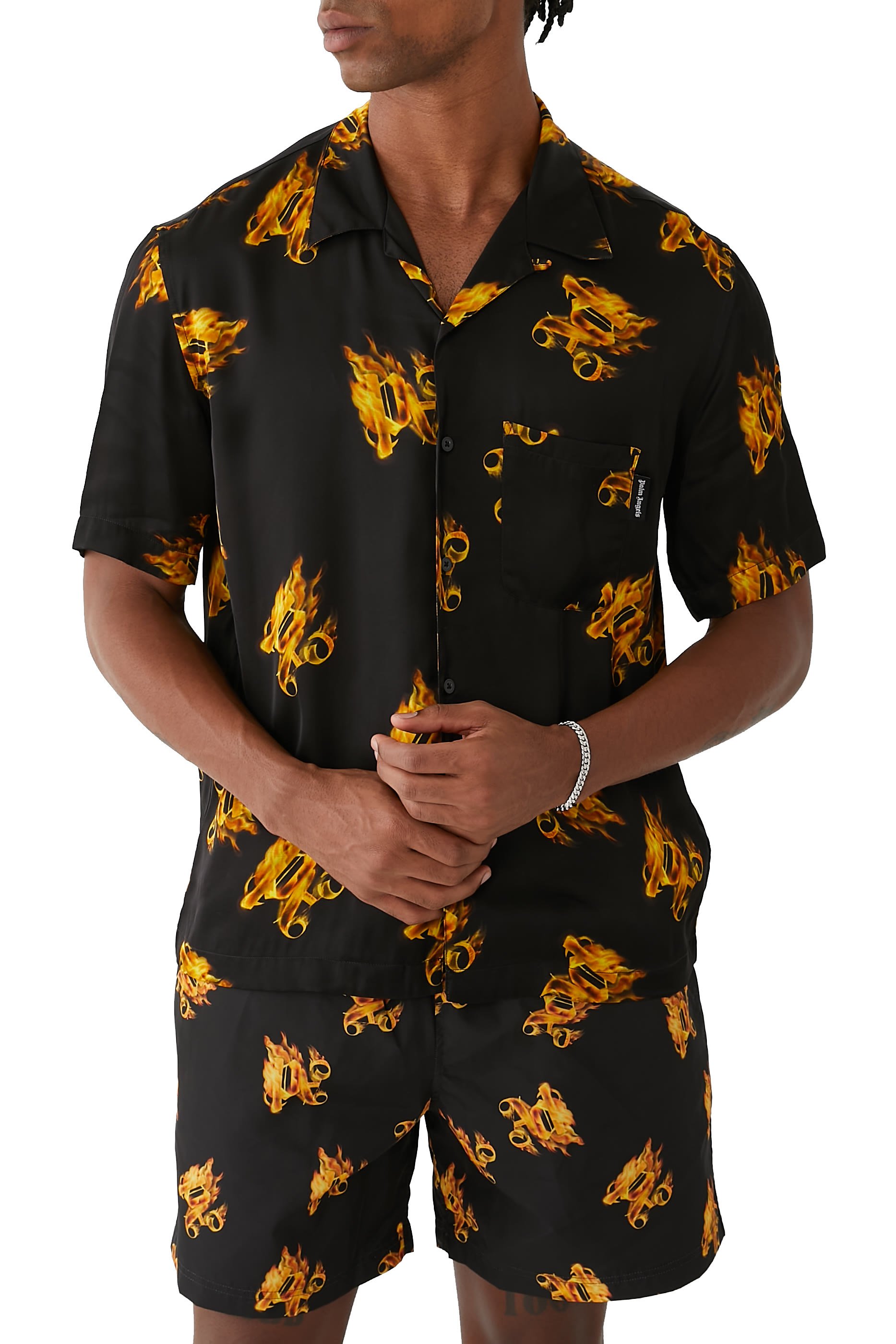 قميص بنقشة حروف شعار الماركة بنمط ملتهب