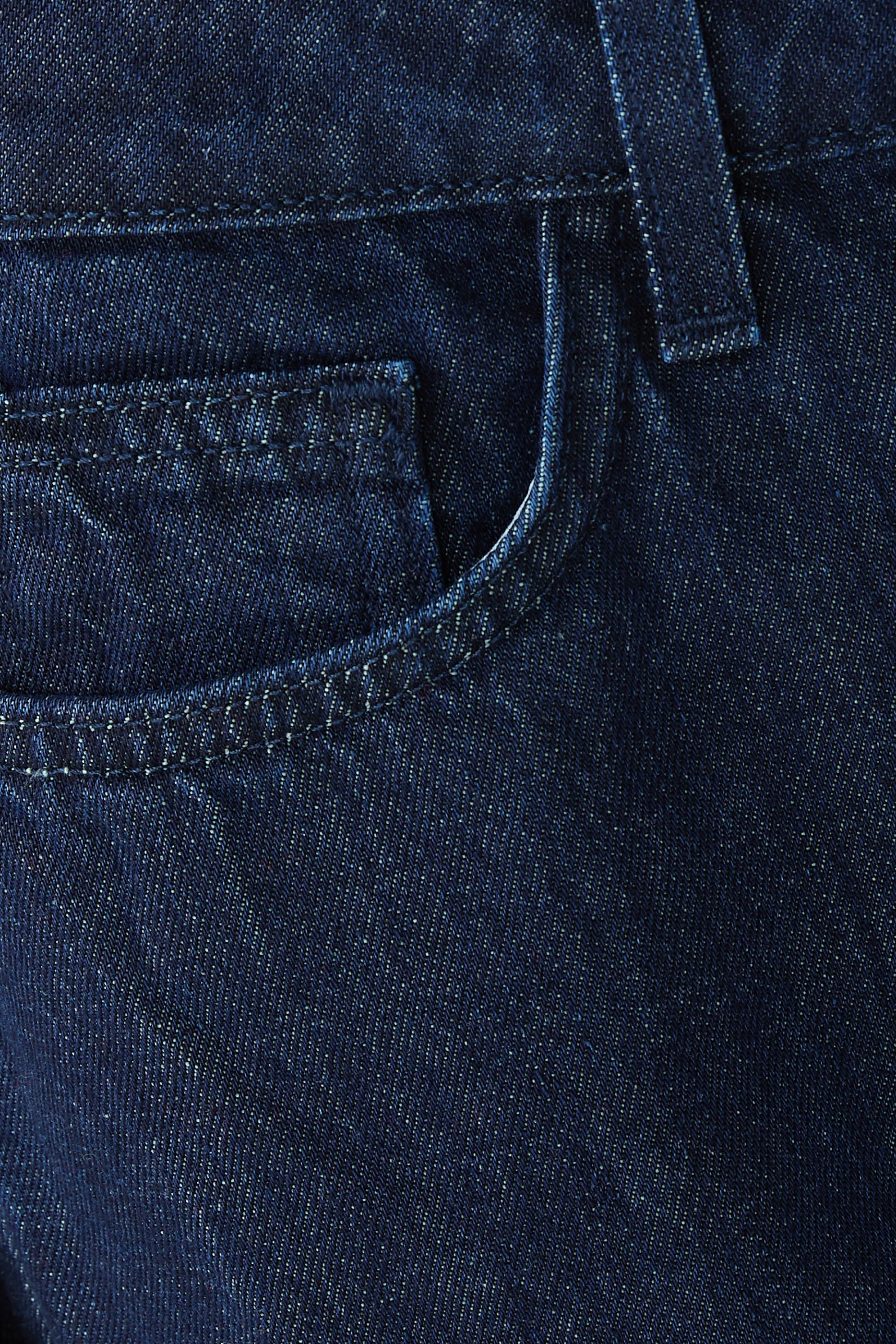 بنطال جينز ماليس بقصة ساق أسطوانية