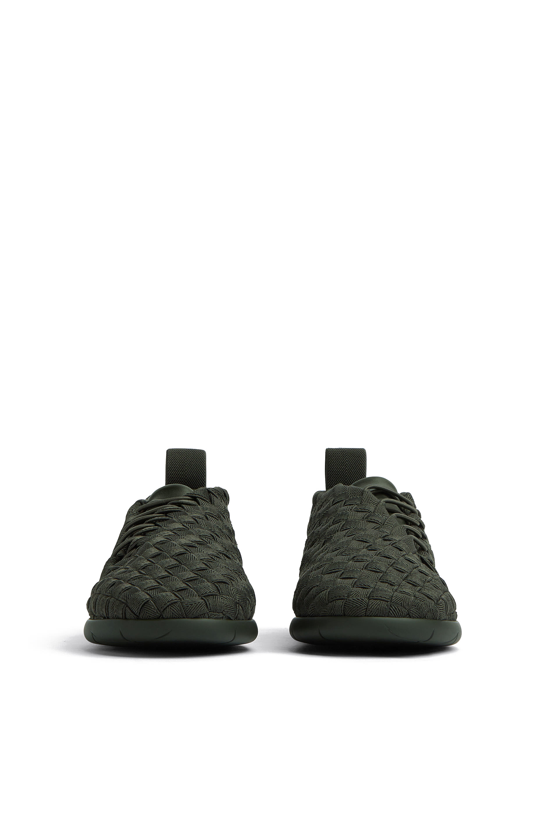 سنيكرز بلات بتصميم مجدول وأربطة إغلاق