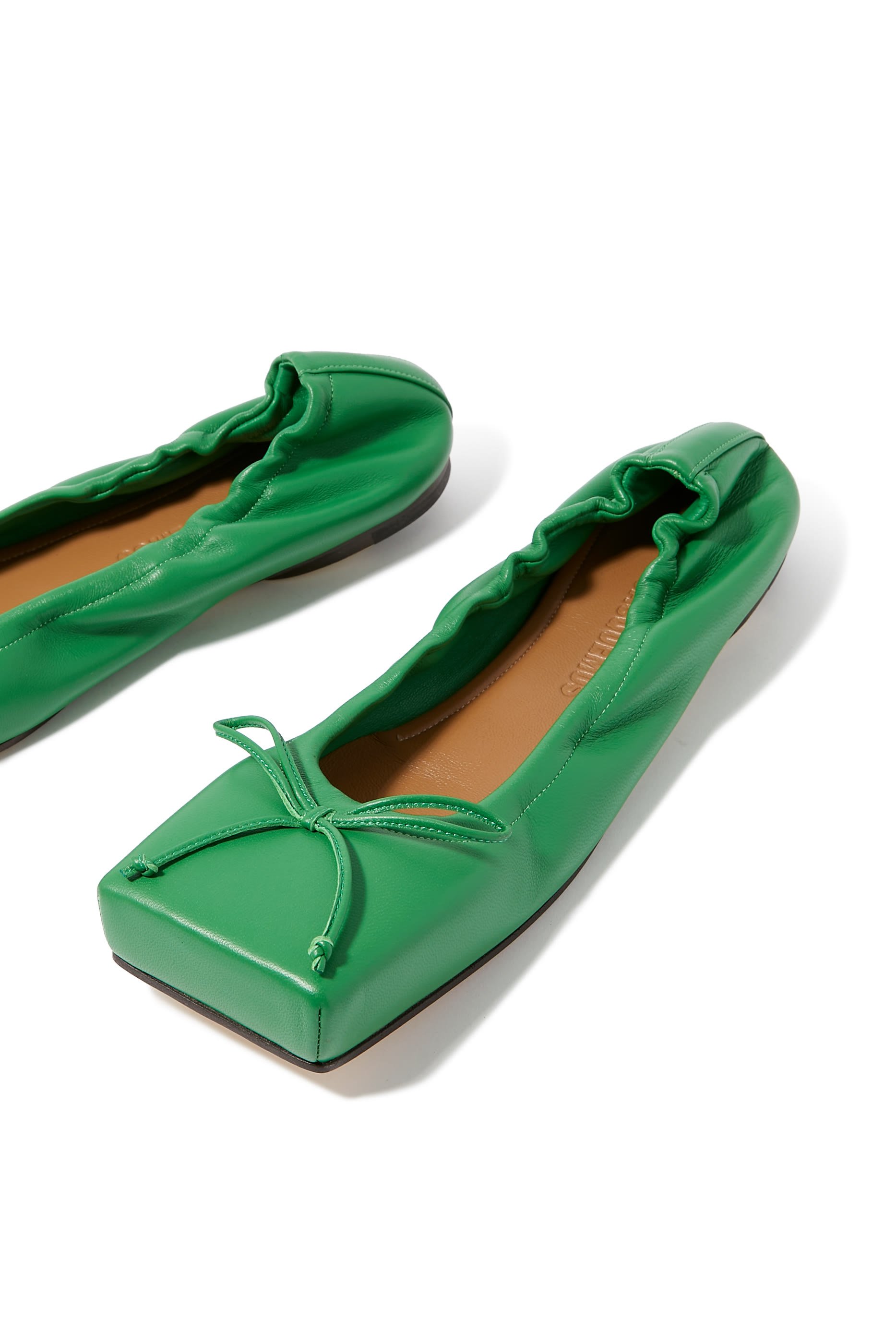 حذاء بالرينا بنعل مسطح بتصميم مربع