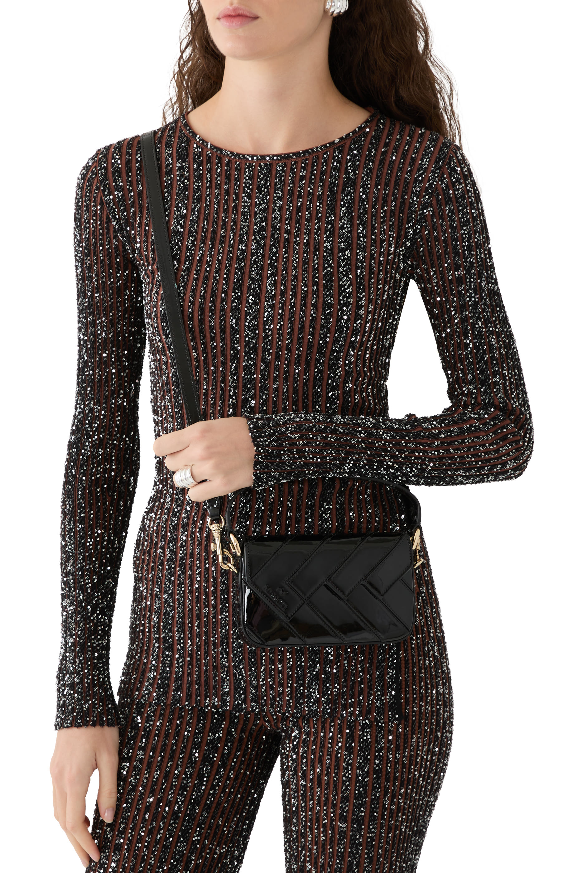 حقيبة كتف صغيرة جلد لامع بتصميم مموج