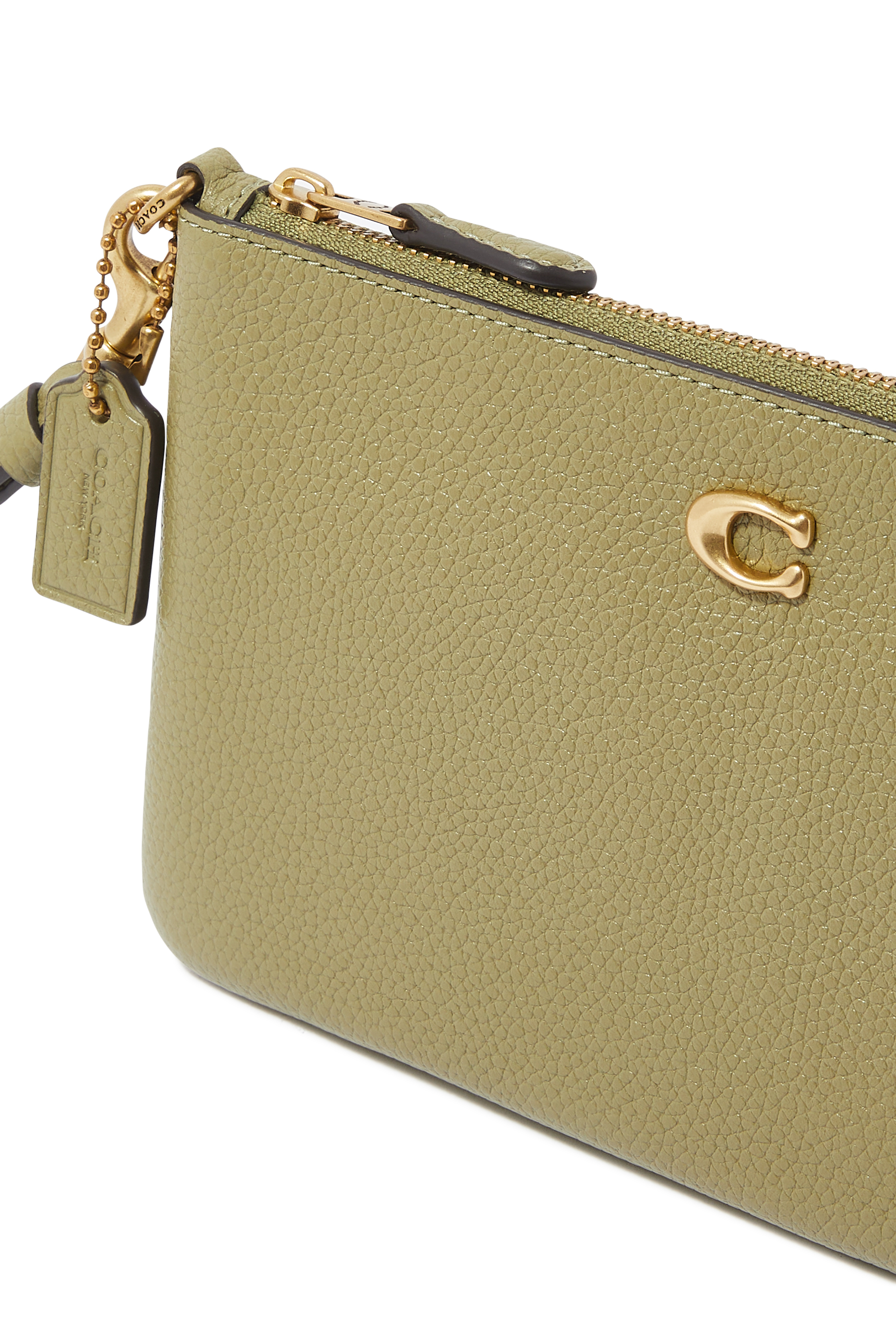 حقيبة بسوار معصم وحلية بحرف شعار الماركة