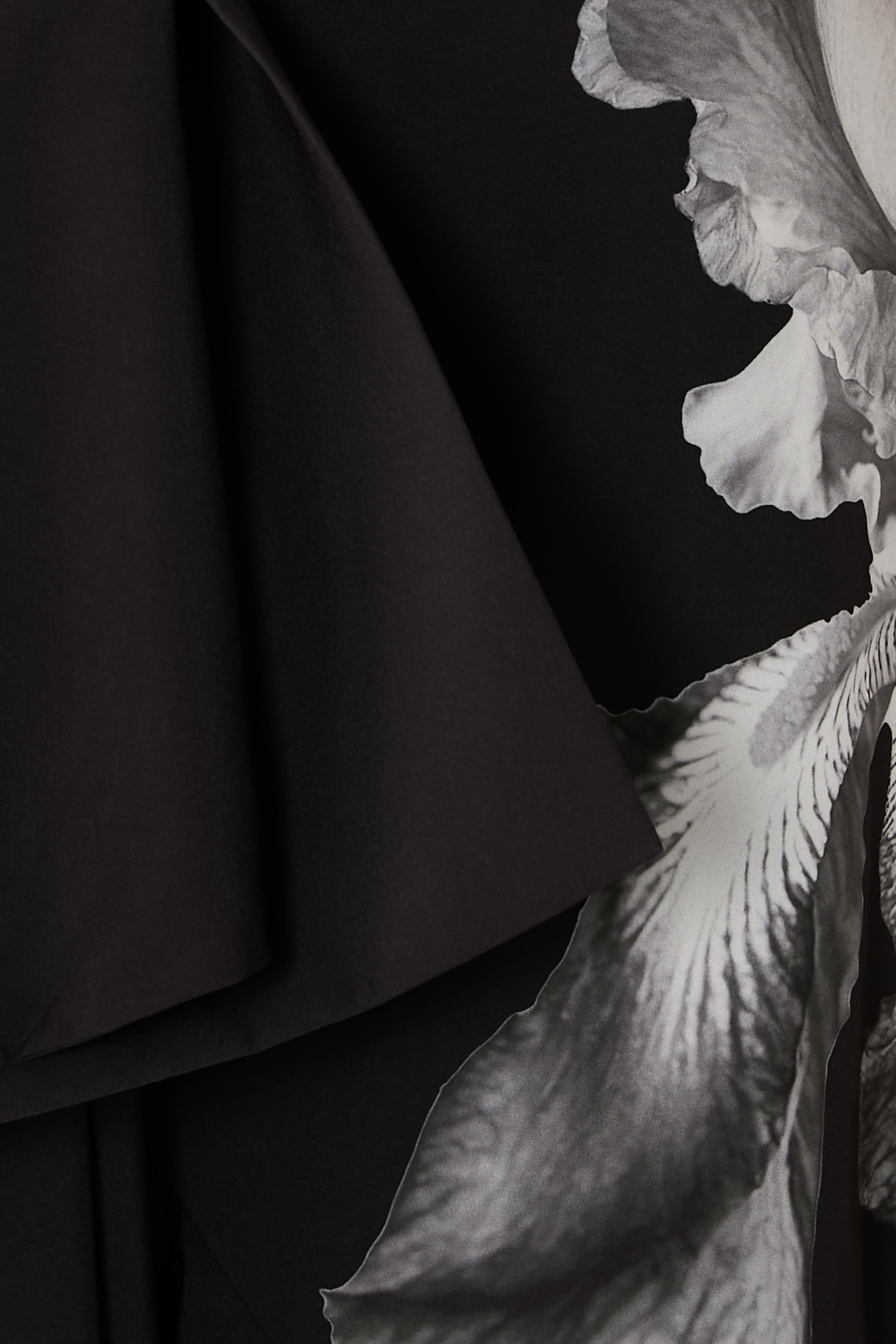 تنورة طويلة بكشكش في الأمام