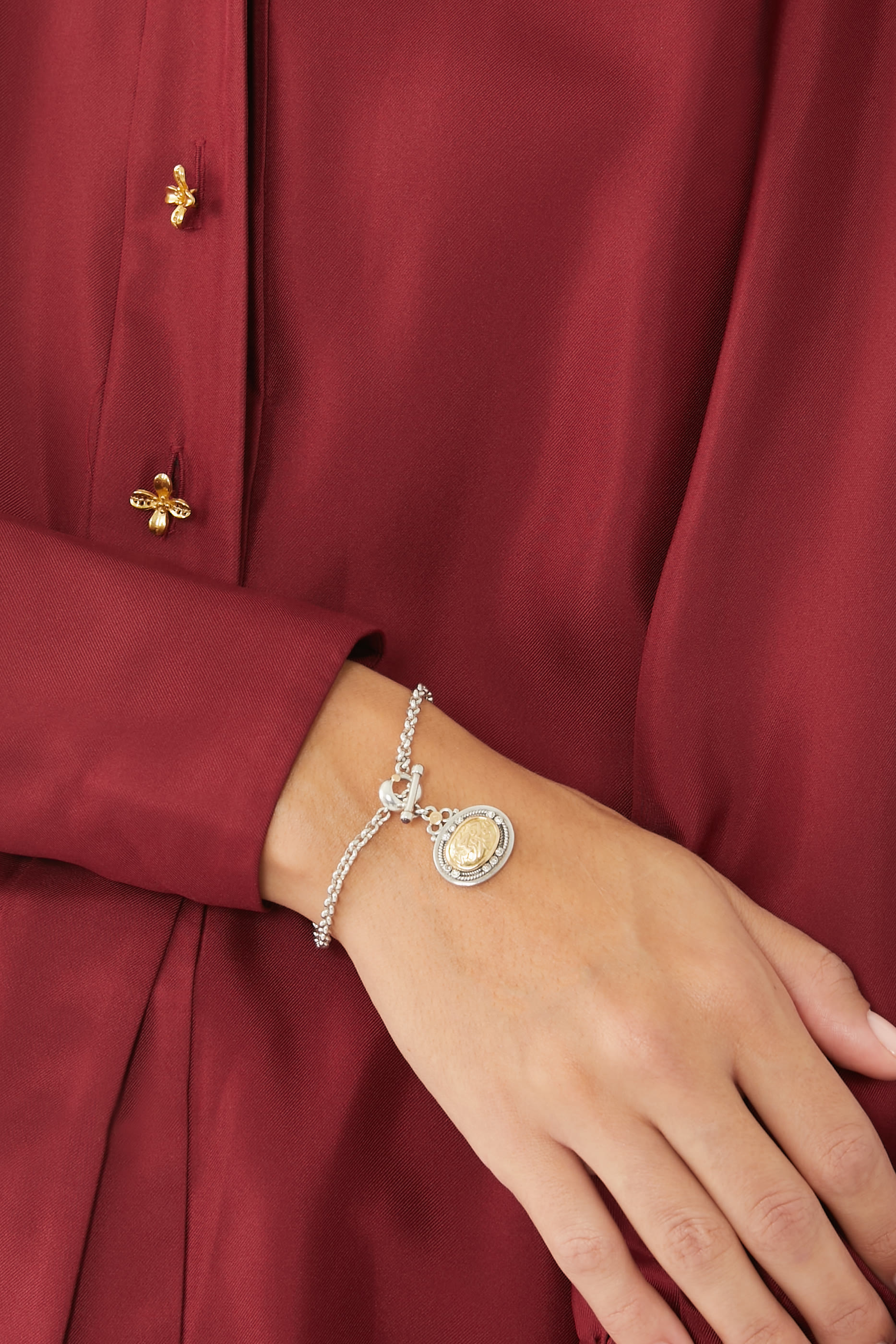 سوار مزخرف بخط عربي مرصع باللؤلؤ والعقيق