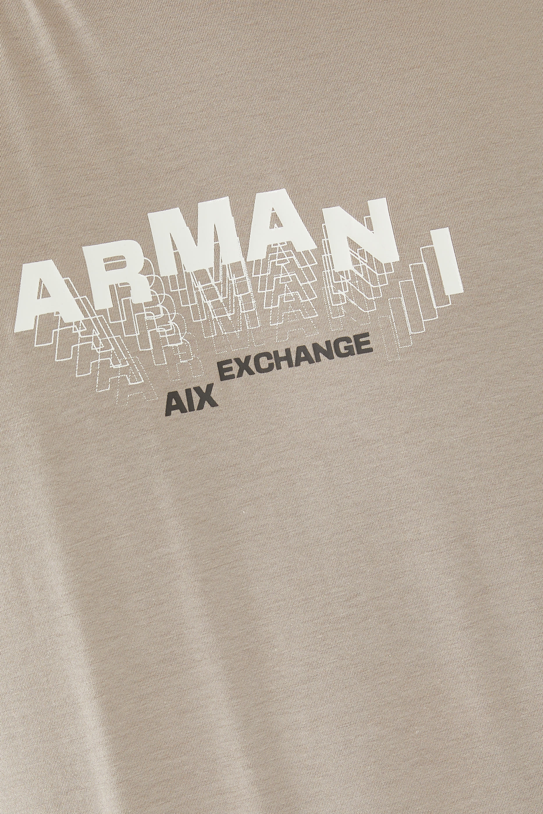 تيشيرت بقصة ضيقة وشعار الماركة بارز الملمس