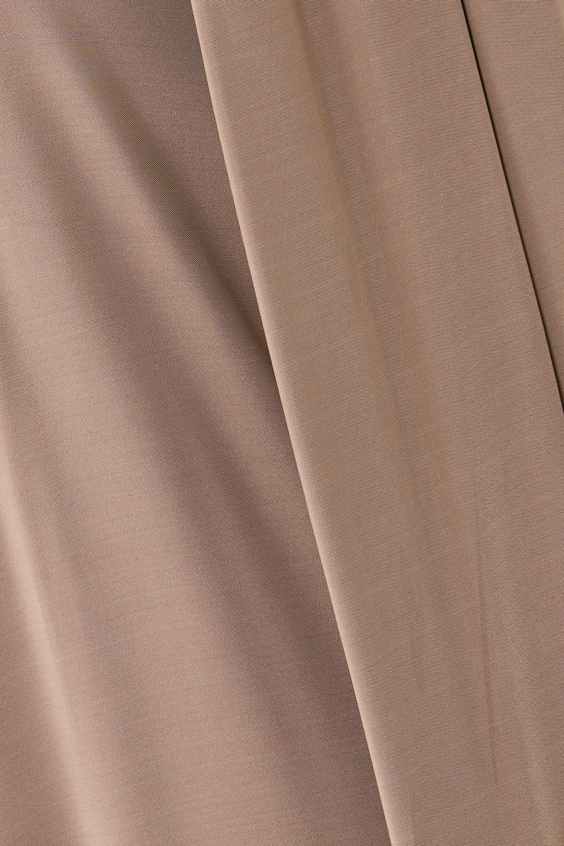 فستان بقصة مريحة ووشاح