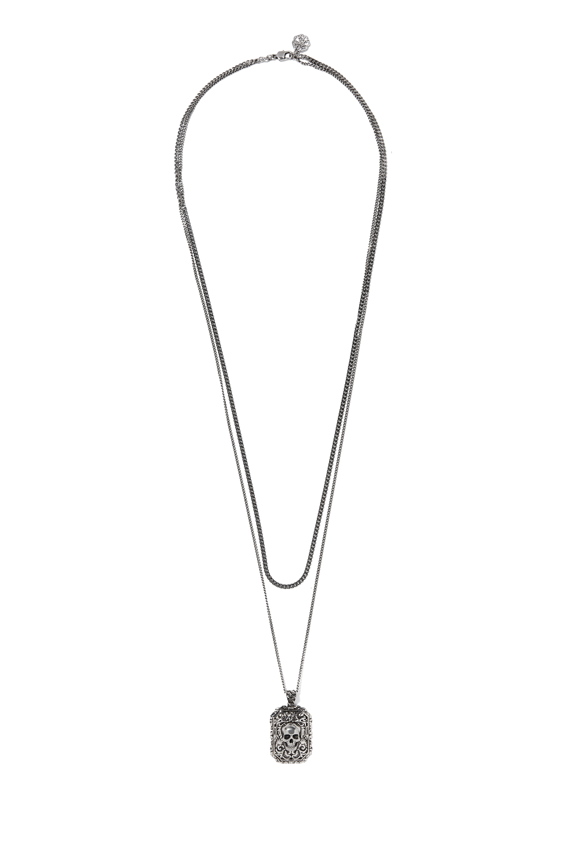 قلادة مزينة بجمجمة محفورة
