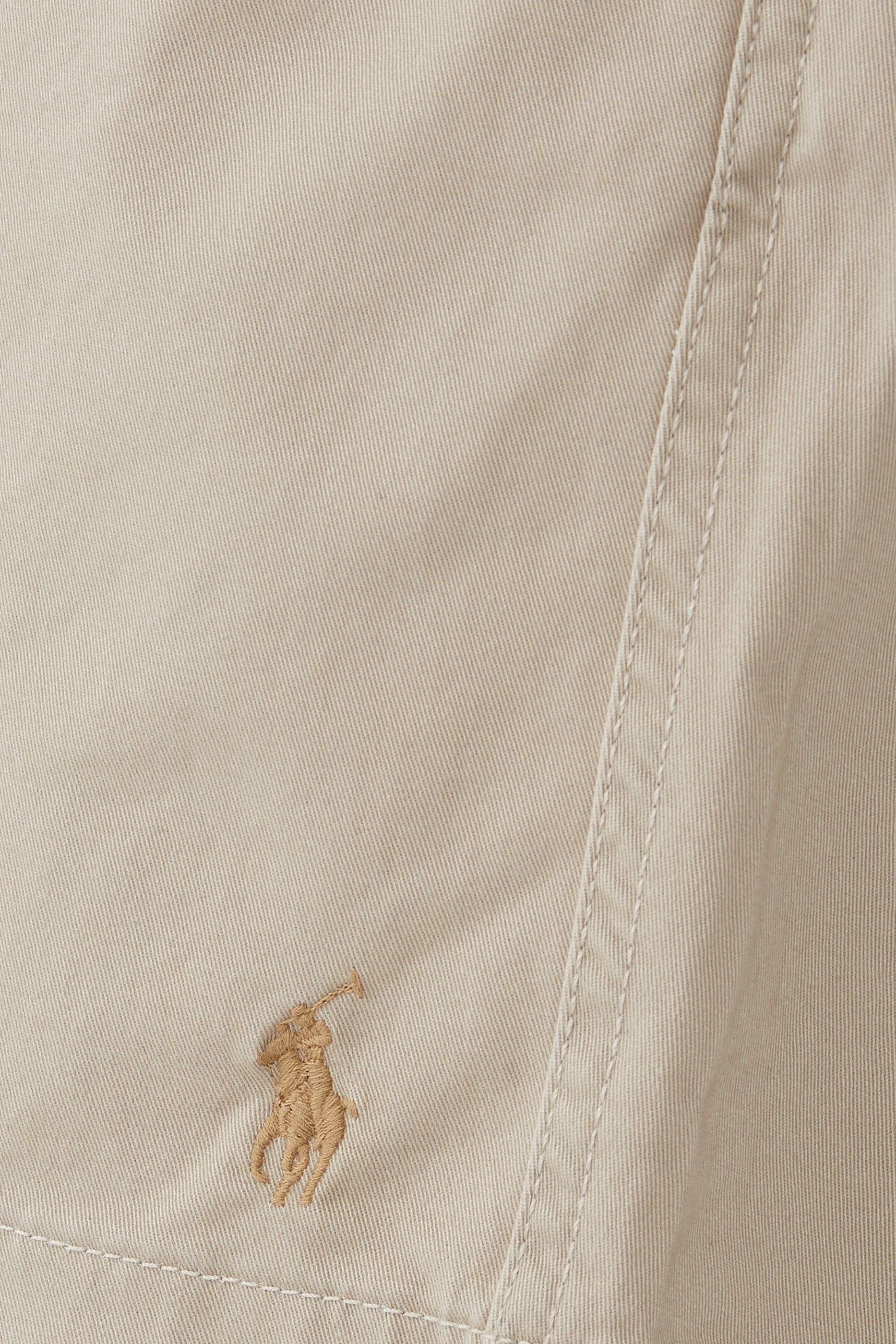 شورت بتصميم مسطح في الأمام