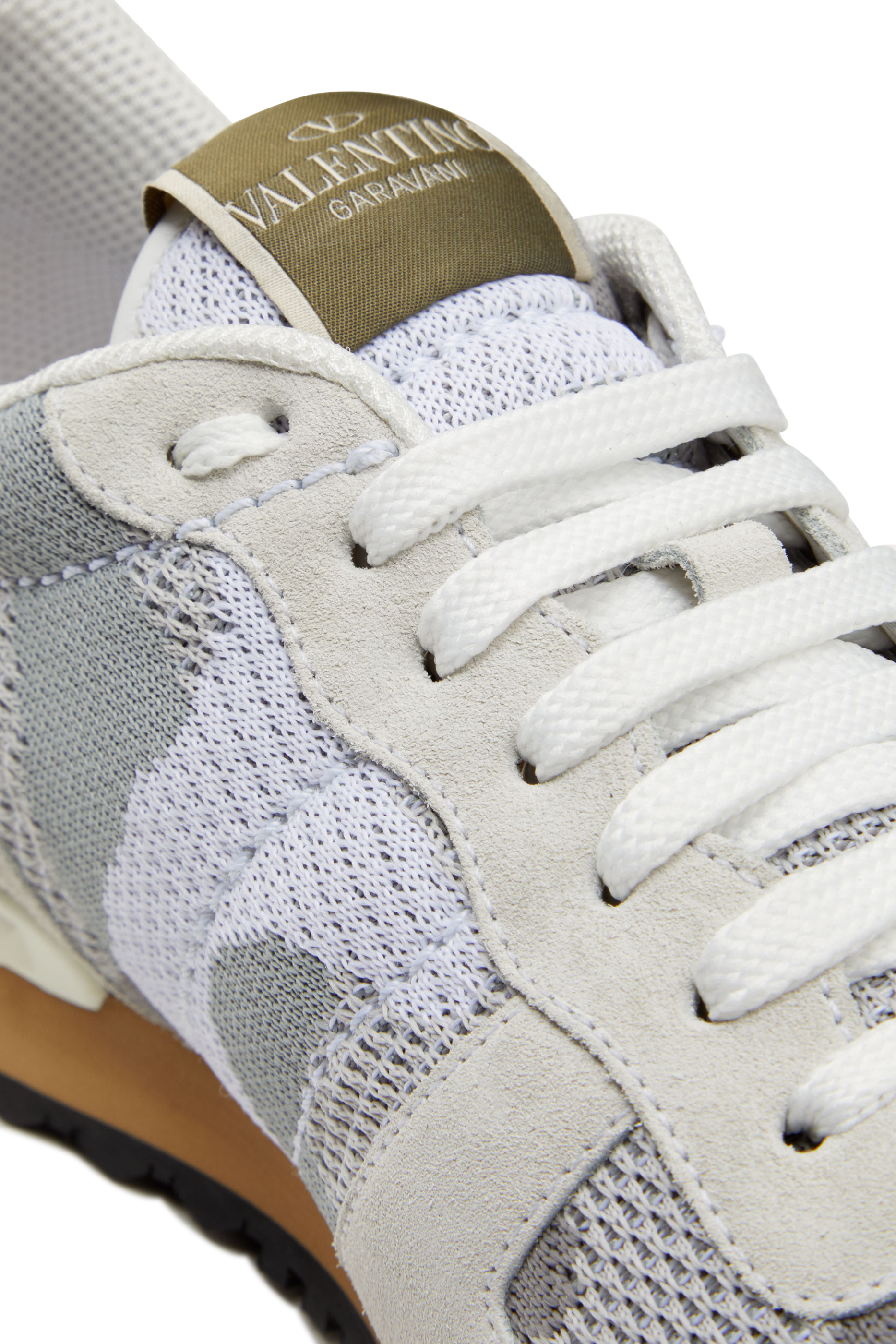 سنيكرز بطبعة مموهة وتفاصيل هرمية جلد وقماش شبكي