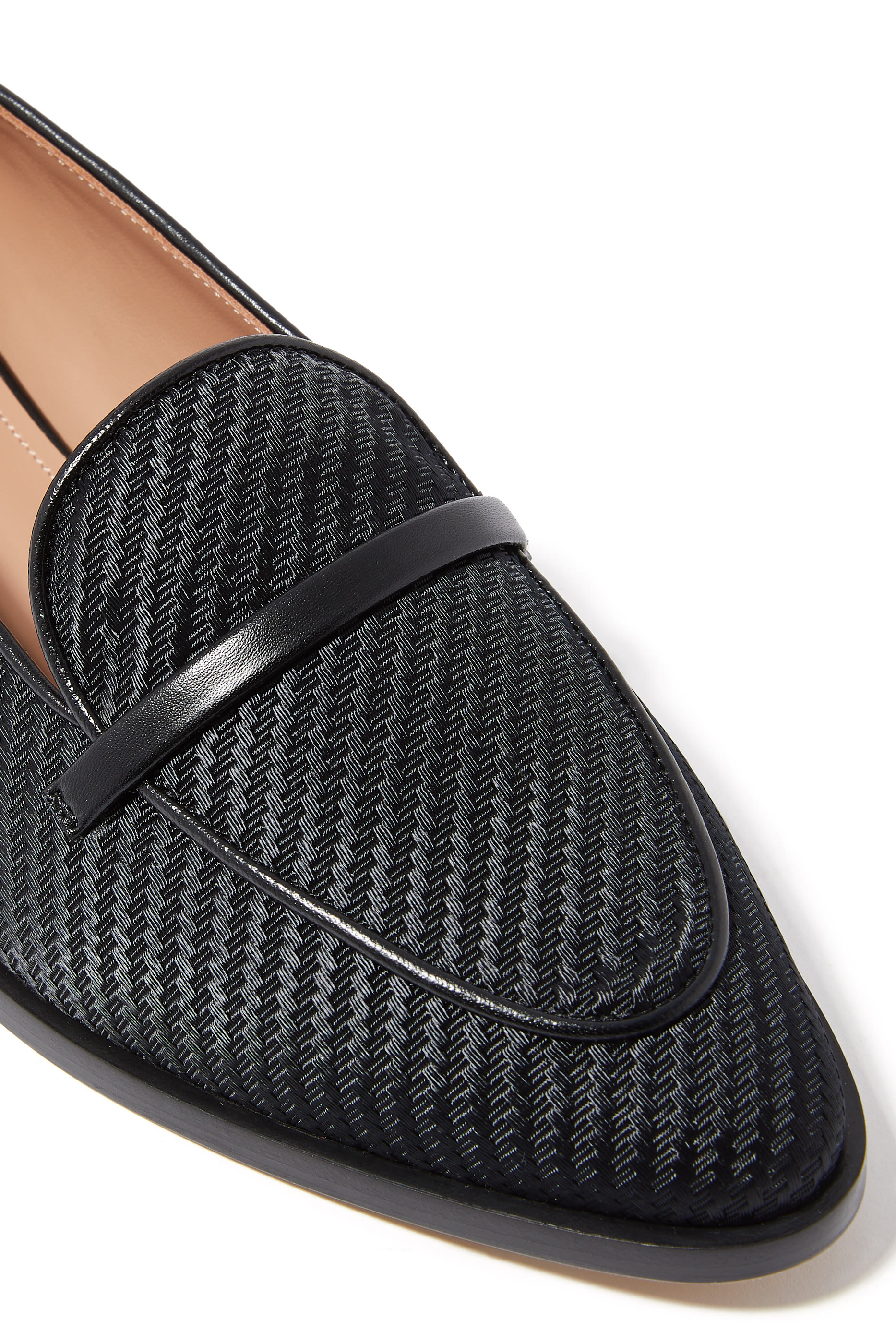 حذاء سهل الإرتداء بمقدمة لوزية طويلة