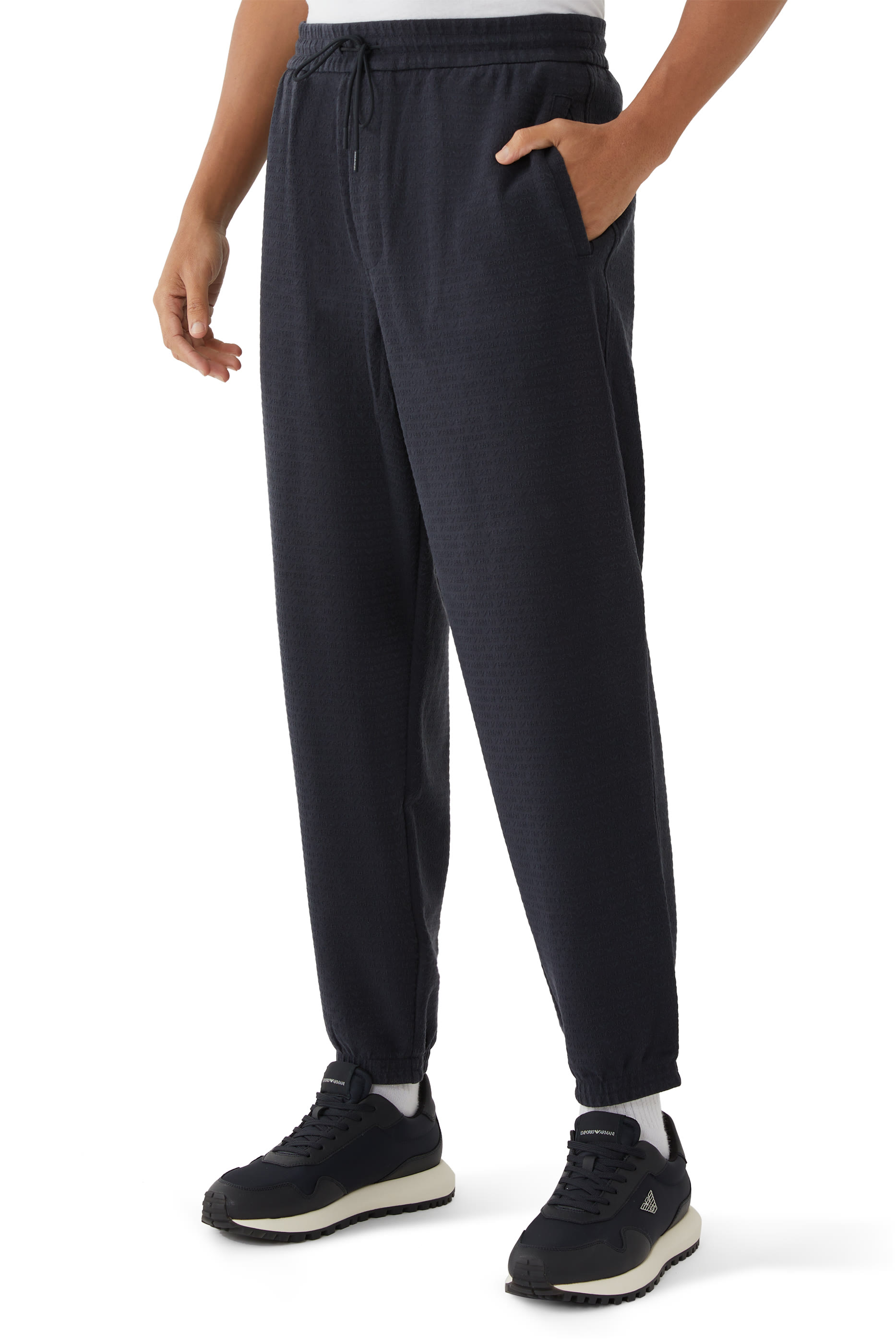 بنطال رياضي برياط تضييق وشعار الماركة صغير