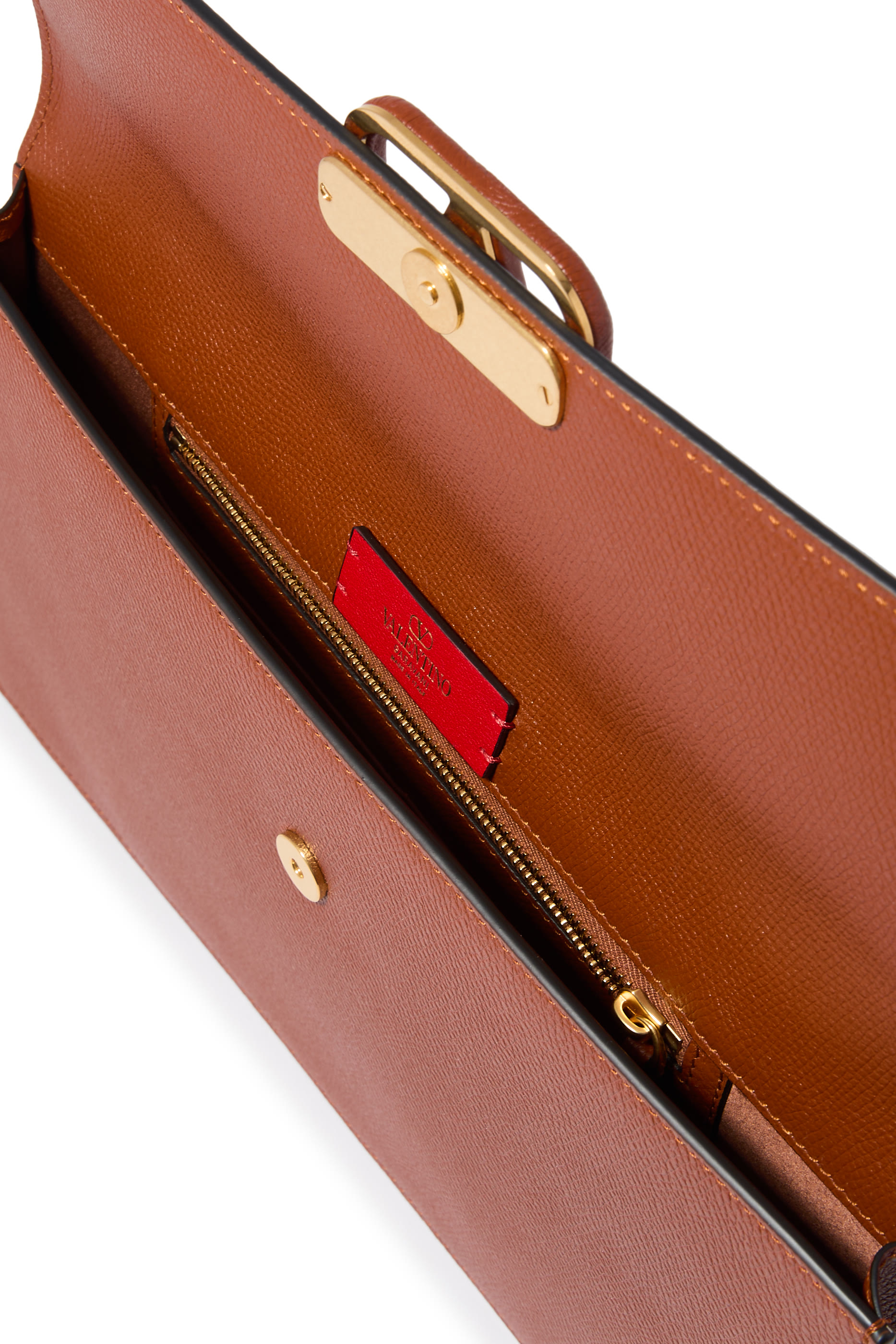 حقيبة صغيرة بشعار الماركة