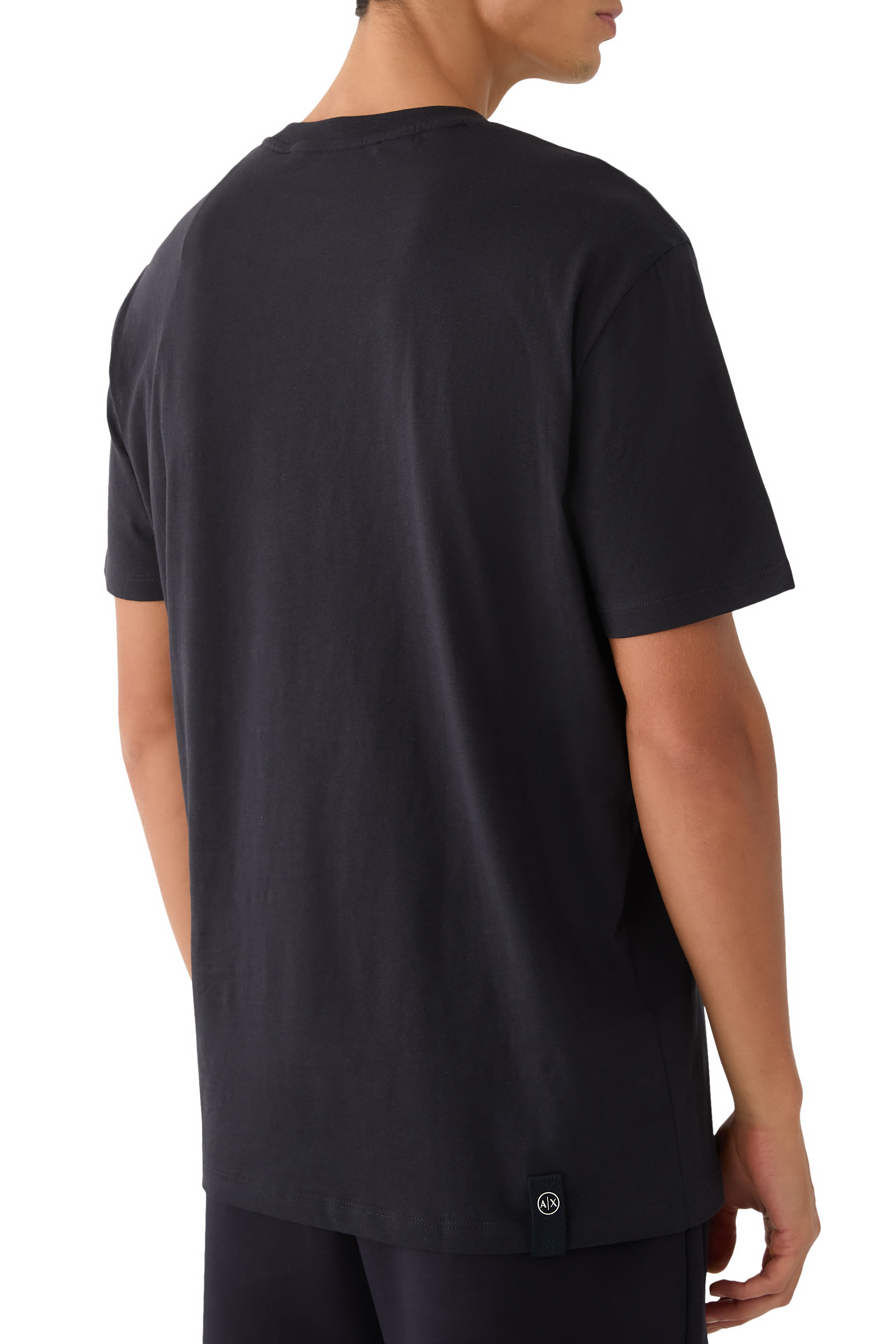 تيشيرت بأكمام قصيرة وشعار الماركة