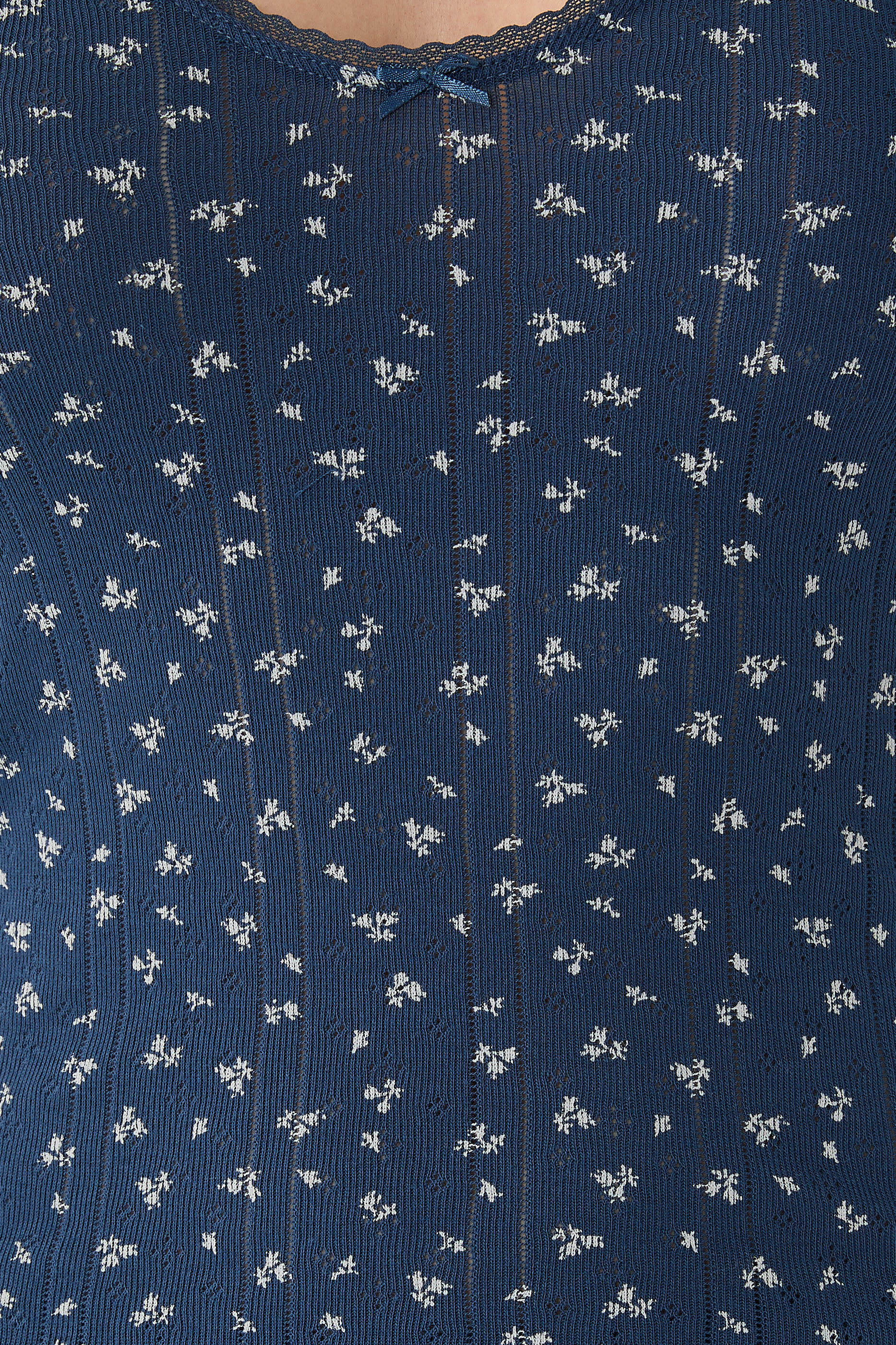 بلوزة بلا أكمام بياقة عميقة