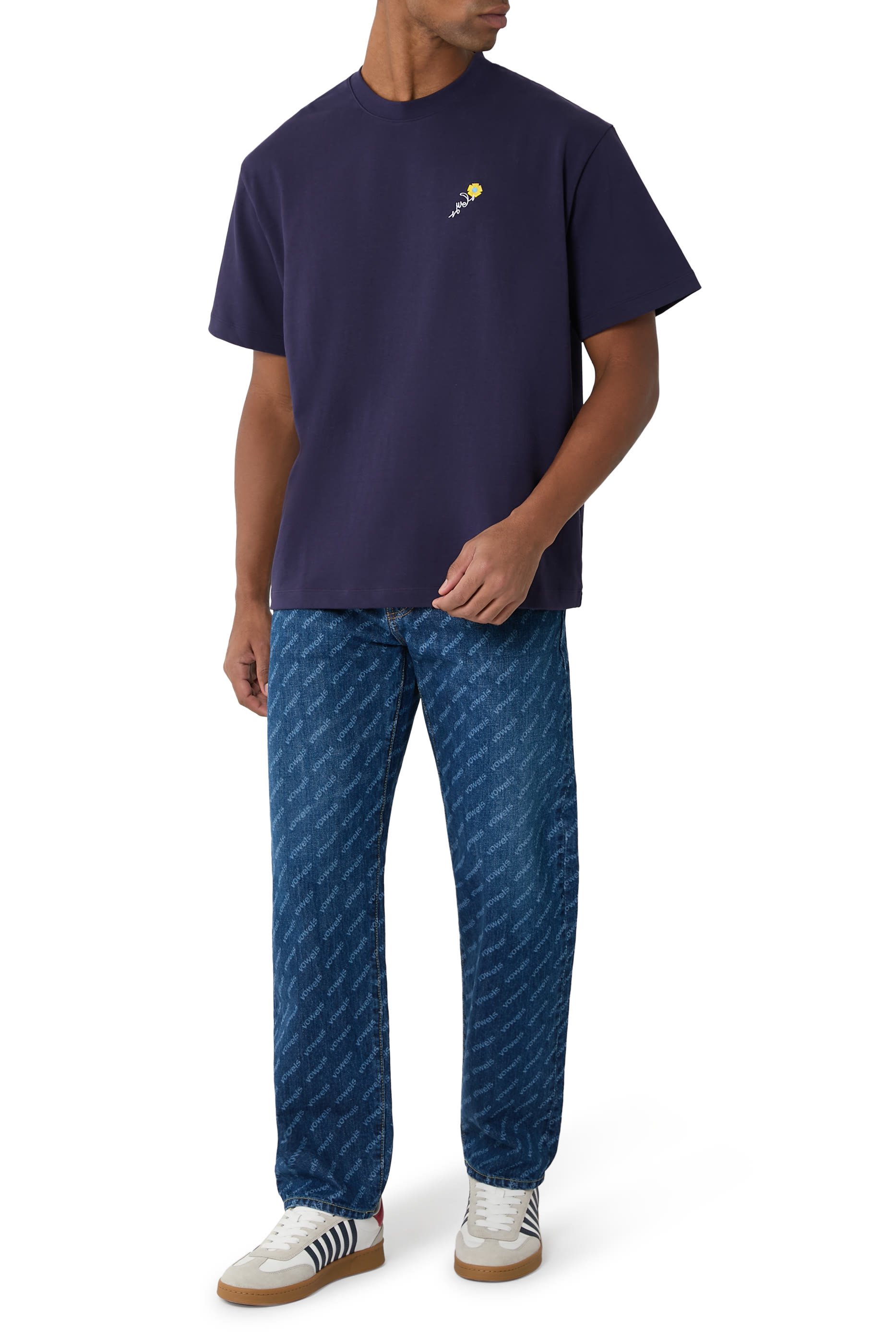 بنطال مزين كليا بشعار الماركة دنيم